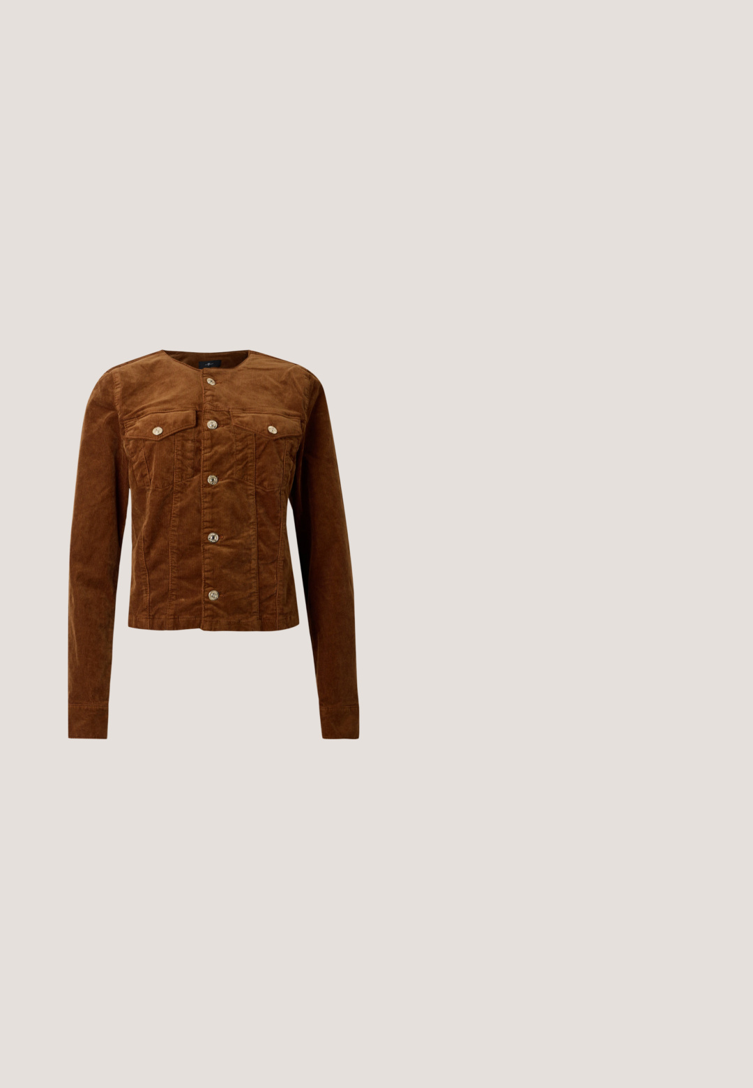 Brun fløjlsjakke med rund halsudskæring, knaplukning, to brystlommer med knapper og lange ærmer.; Rabanne Bluse - pink; Brune knælange shorts med forlommer og hvide broderede paisleymønstre langs kanten.; Brun læder mule med spids tå, samlet tekstur, lille hæl og en snorede accent ved åbningen. Glat finish.; Brun ruskindshåndtaske med blomsterbroderi, frontklap med guldfarvet spænde og to lange skulderremme mod en hvid baggrund.; Par af skinnende guldbuesmykker lagt fladt på en hvid baggrund.