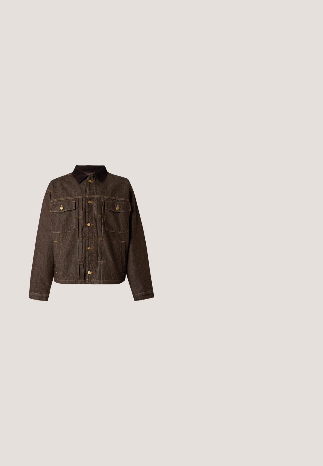 Donkerbruine spijkerjas met knopen aan de voorkant, een zwarte kraag, twee borstzakken met klep en knopen, en lange mouwen.; Donkerblauw denim shirt met een button-down kraag, lange mouwen, gestikte accenten en een klein rood logo op de borstzak.; Donkerblauwe slim-fit spijkerbroek met knoop aan de voorkant, zakken, riemlussen en subtiele vervaging details op de benen.; Bruine leren laars met decoratieve brogue-details, ronde neus, veterontwerp en een lage gestapelde hak. Inclusief een achterste treklus.; Bordeaux sjaal gemaakt van lichte stof, met witte paisleypatronen en een decoratieve rand. Driehoekige vorm met een label.; Bruine leren riem met een gladde textuur, rechthoekige zilveren metalen gesp en een enkele drukknoopdetails, met een afgeronde uiteinde.