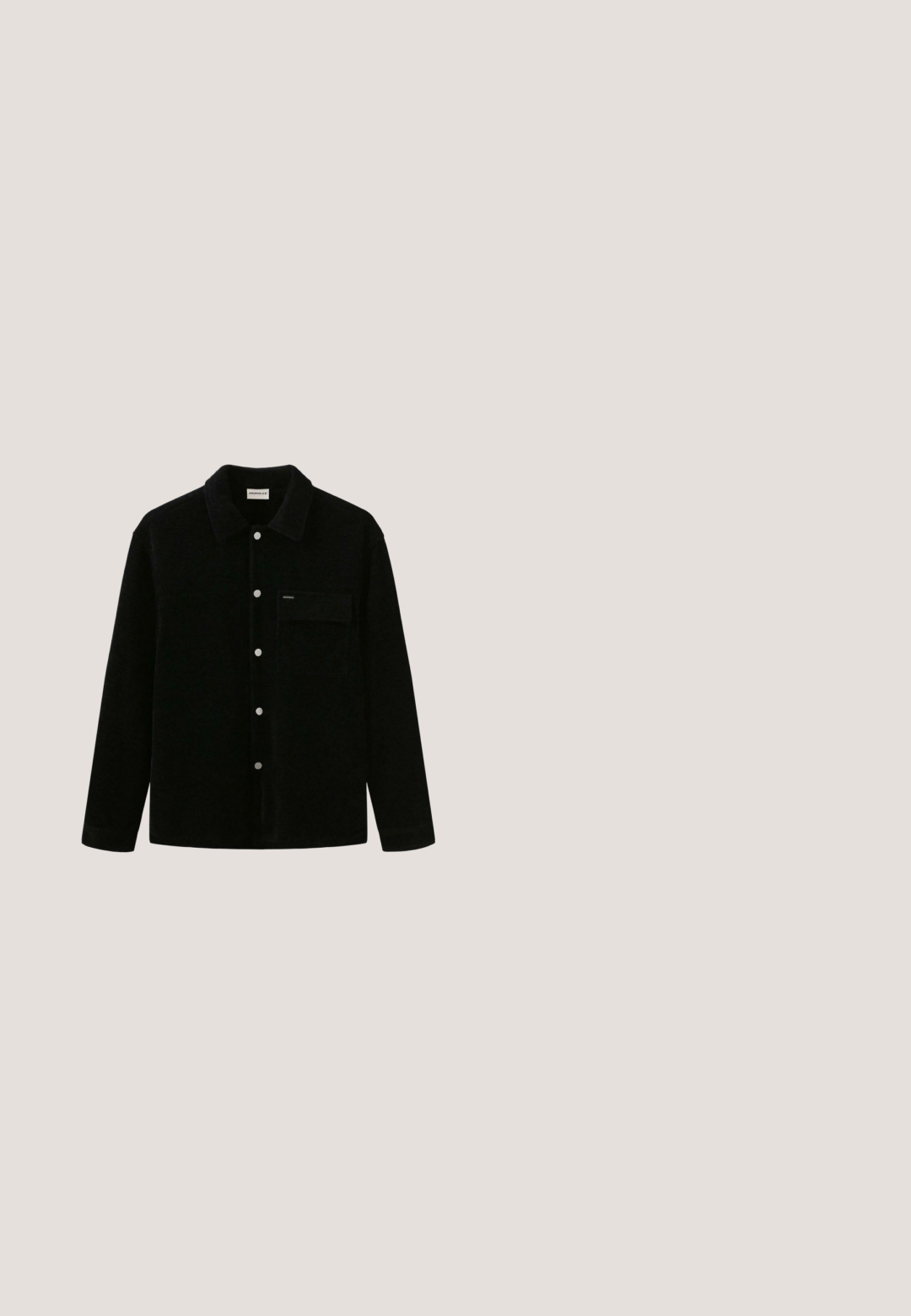 Chemise noire à manches longues, avec col et poche poitrine unique, fabriquée en tissu texturé.; Haut à capuche noir Adidas avec des rayures blanches sur les manches, un passepoil blanc sur le devant, une poche kangourou à l'avant et un cordon de serrage pour la capuche.; T-shirt en coton bleu avec un col rond, des manches courtes et un imprimé graphique blanc sur la poitrine gauche. Design épuré et de couleur unie.; Pantalon noir à jambes larges avec taille élastique et fines rayures verticales, conçu pour un usage décontracté ou sportif.; Bottes en caoutchouc noires et imperméables avec un orteil arrondi, une coque de protection texturée et un haut élastique pour un ajustement sécurisé. Comprend des rainures et une finition lisse.; Sac bandoulière ovale vert foncé avec motif texturé, poche avant zippée et sangle réglable en cordon noir.