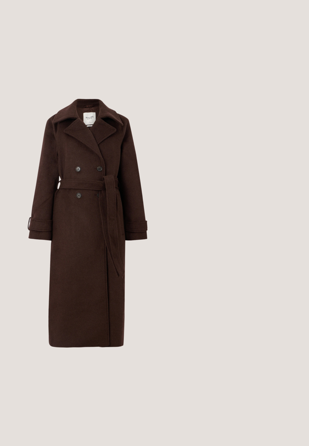Brun uld trench coat med dobbeltradet front, stor krave og bælte i taljen. Har to knapper og foldede manchetter.; Pieces PCJIA SHIRT - Skjortebluser - black; Vero Moda VMTESSA WIDE PANTS - Bukser - chocolate torte; Høj sort læderstøvle med snørebånd, rundet tå og lav hæl, vist fra siden på en ensfarvet lys baggrund.; Læder crossover taske i dyb burgunder med en rund form. Har en guld lynlås-lukning og en aftagelig sort strop med guld hardware detaljer.; Sølvøreringe i hjerteform har facetterede klare sten med en struktureret ramme. Sættet inkluderer både studs og hængende stilarter.