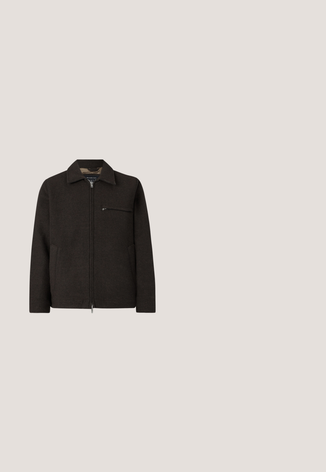 Chaqueta de mezcla de lana marrón oscuro con cremallera frontal, cuello puntiagudo, bolsillos laterales y un bolsillo en el pecho con cierre de cremallera. Acabado texturizado.; Suéter polo de manga larga verde con un acabado texturizado, tapeta de dos botones y puños acanalados. Diseño simple y clásico adecuado para uso informal.; Camisa marrón de cuadros con botones, manga larga, cuello, botones blancos y bajo recto, mostrada sobre un fondo blanco liso.; Pantalones de pana marrones con un corte recto, que presentan cinco bolsillos, un cierre de botón y rayas verticales en la textura de la tela.; Bota Chelsea de cuero negro flotando sobre un banco de madera con hierba verde al fondo.; Bolso bandolera de cuero marrón oscuro con cierre de solapa y correa de tela ajustable sobre fondo blanco.