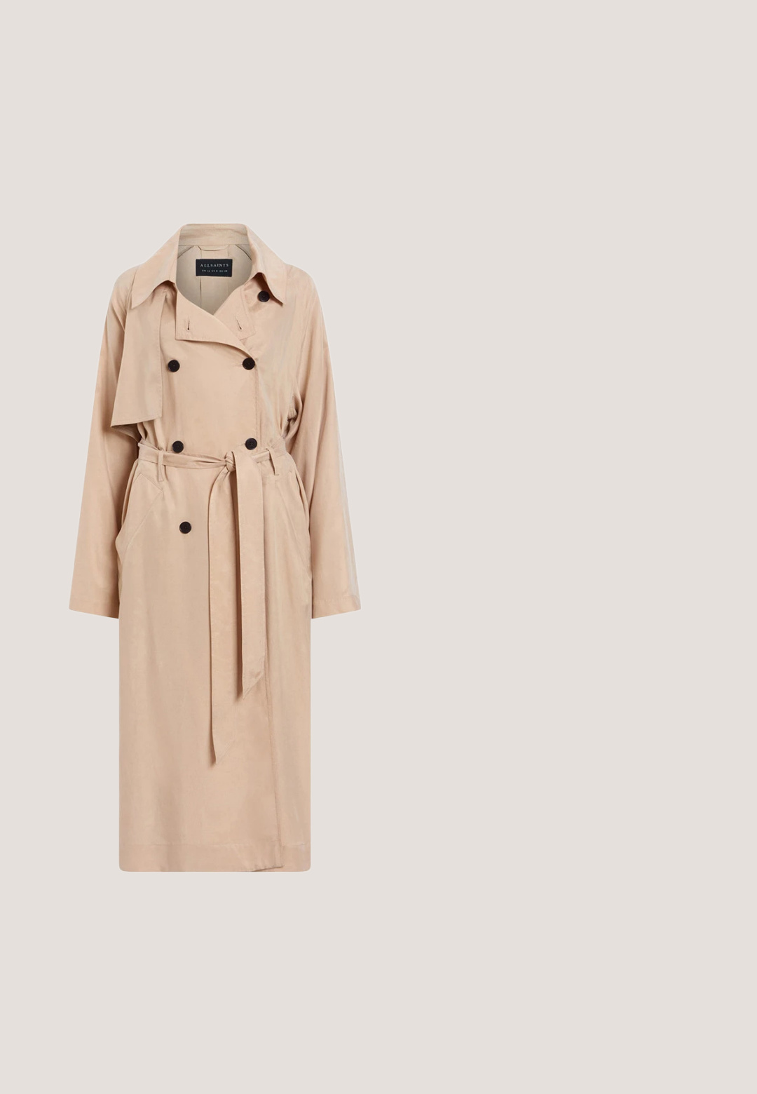 Beige trenchcoat med bælte i taljen, dobbeltknaplukning, store klapper og to sidelommer. Lavet af et glat stof.; Mørkebrun strikket sweater med rund halsudskæring, ribbet kant og lange ærmer. Blød tekstur med et afslappet fit-design.; Grå T-shirt med korte ærmer og hvid "PEGADOR" tekst på højre bryst samt en lille grafik med flasker og glas på venstre bryst.; Sorte cargo-bukser lavet af letvægtigt stof, med vidde i benene, elastisk talje og flere sidelommer. Enkle og funktionelle.; Sorte sneakers med en shiny læderoverdel, kontrastfulde hvide syninger, tyk gummisål og polstret krave. Har snørebåndsdesign og teksturerede detaljer.; Sort skuldertaske i stof med rektangulær form, udstyret med lynlås, tekstureret overflade og en grå broderet logo på den ene side.
