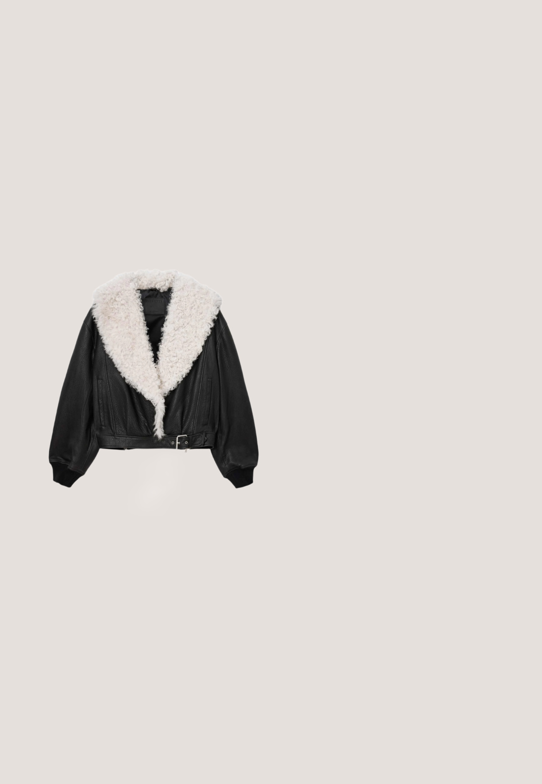Sort læder cropped jakke med en fluffy hvid faux fur krave, med lange ærmer, en spænde bæltedetalje og en struktureret overflade.; Grå, tekstureret sweater med rund halsudskæring og lange ærmer, der har en løs pasform og blødt strikket materiale. Ingen synlige mønstre eller detaljer.; Hvid cropped t-shirt lavet af bomuld, med korte ærmer og rund hals. Grøn label indeni med synligt mærkenavn.; Copenhagen Muse JEANNE SKIRT - Denimnederdele - medium dirty washed denim; Sorte ankelstøvler med en glat syntetisk overdels, elastiske sidepaneler, en hævet kant og en kraftig gummisål.; Sort læderhåndtaske med buet klap og sølv oval logo, med en justerbar skulderrem, mod en ensartet lys baggrund.