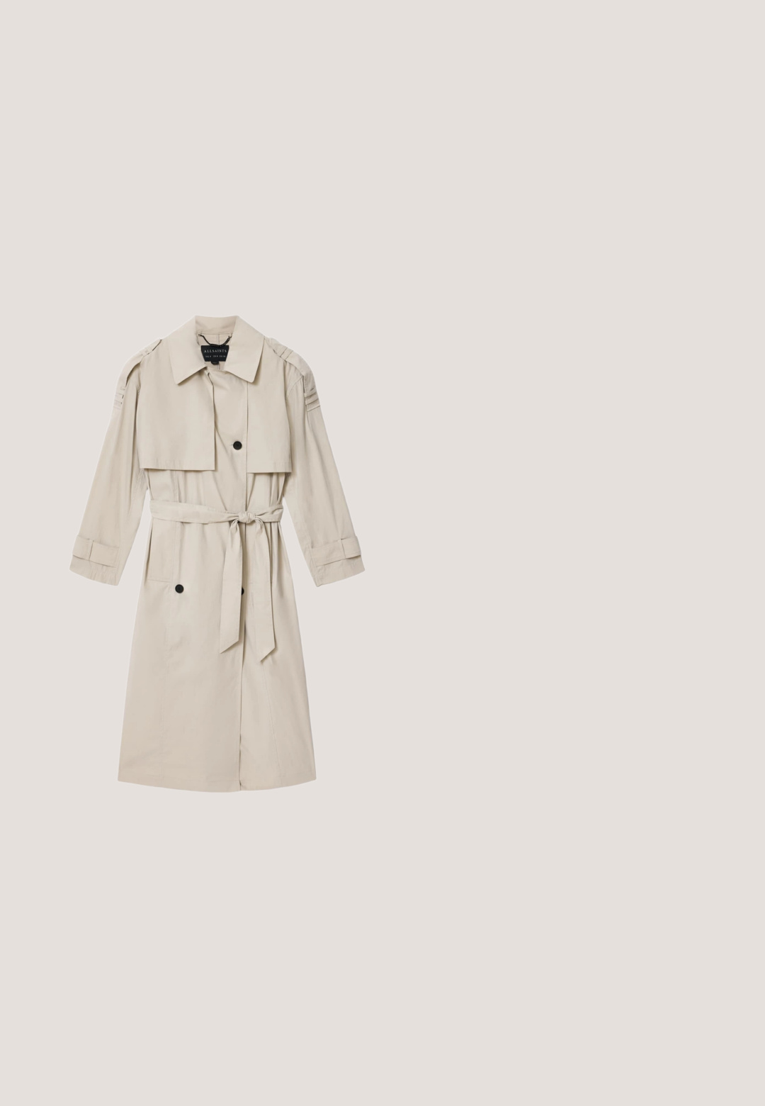 Trench-coat beige clair avec grand col, boutons noirs, pattes d'épaule, manches longues et ceinture nouée à la taille, présenté à plat.; CLOSED V NECK LONG SLEEVE - Pullover - dark night; Short taille haute vert foncé avec un seul bouton, des passants de ceinture, des plis et des revers.; Sandale en cuir marron avec bride avant tissée, deux fines brides de cheville avec boucle, talon bloc bas et bout carré.; Sac à épaule en daim marron en forme de demi-lune, avec des détails de lanières nouées et un fin laçage en cuir sur un côté.; Bracelet jonc en argent avec bandes superposées, accents strass et petits détails décoratifs ronds, présenté sur fond blanc uni.