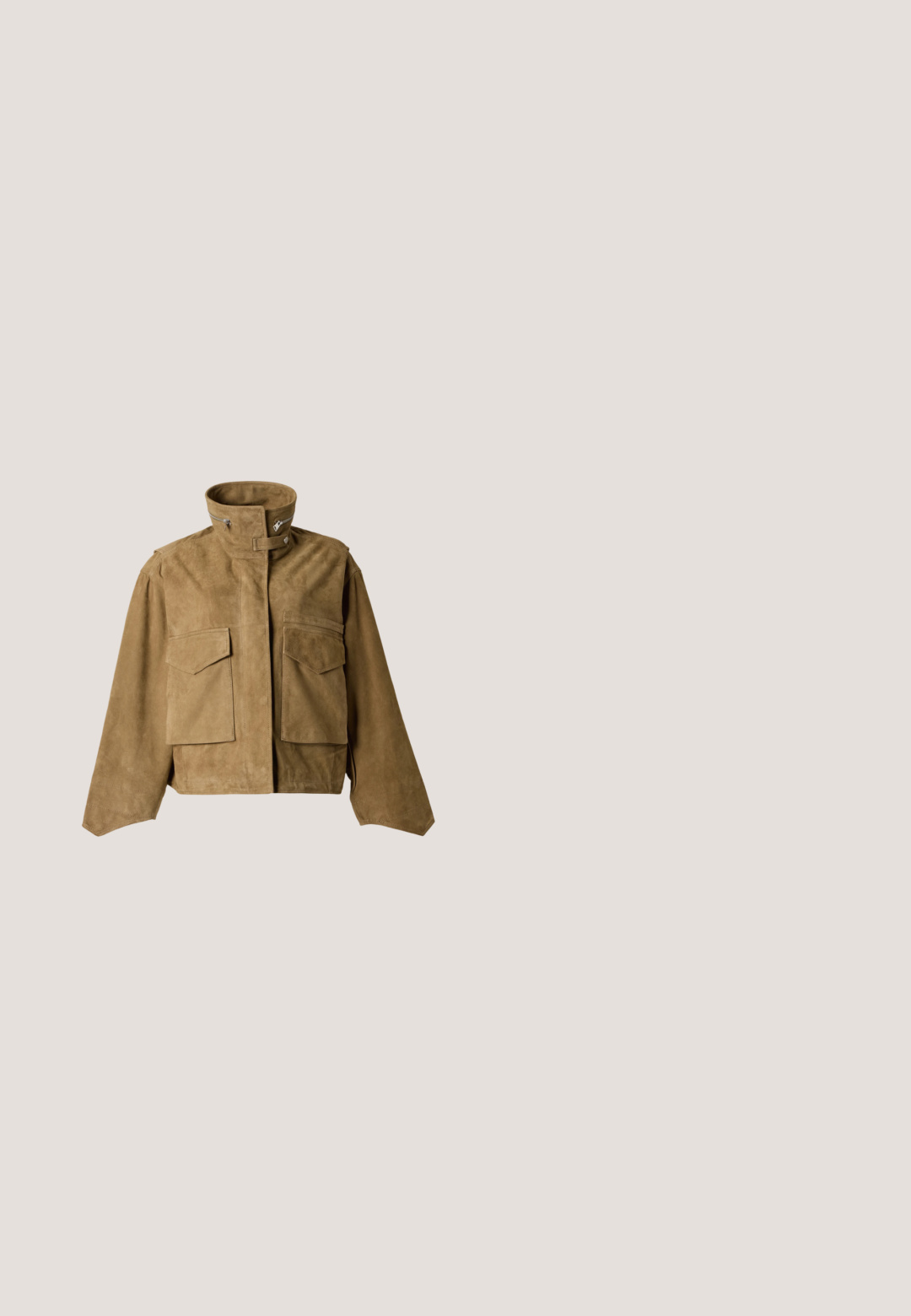 Bruine suède jas met hoge kraag, voorzien van ritssluiting en drukknop, twee grote voorvakken met klep en lange mouwen tegen een effen achtergrond.; Witte gebreide tanktop met een hoge halslijn, voorzien van beige zijveters en een geribbelde zoom aan de onderkant.; Beige hoge taille wijde broek met ceintuurlussen en voorrits op een effen lichte achtergrond.; Bruine suède loafer met mocassinnaaistijl en een lage beige zool, weergegeven in zijaanzicht op een effen lichte achtergrond.; Bruine suède schoudertas in halvemaanvorm met verstelbare band en ritssluiting, klein wit merklogo onderaan in het midden.; Goudkleurige, gestructureerde oorringen in een organische vorm met een subtiele glans en een veilige post-achter sluiting.