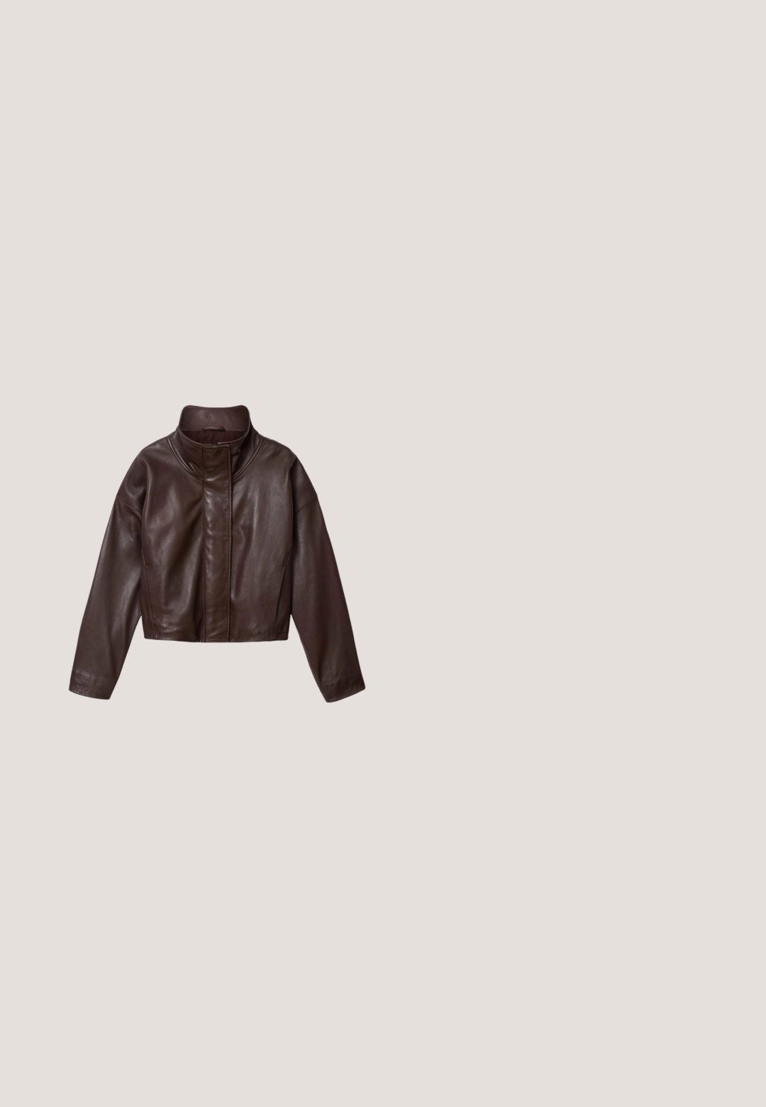 Mørkebrun cropped læderjakke med lange ærmer og høj krave, vist mod en hvid baggrund.; Kortærmet brun poloshirt med sorte og olivengrønne vandrette striber, knappet placket og lille broderet logo på brystet.; Lang, mørkebrun satin skørt med en tætsiddende talje og subtil splittelse i siden, glat tekstur og let shine.; NA-KD SQUARED TOE - Højhælede pumps - brown; Mørkebrun læder skuldertaske med buet bund, guldlynlås, justerbar rem og lille guld "nat & nin" logo på fronten.; Mørkelilla resinøreringe formet som halvmåner med sølvmetalaccenter og gennemsigtige plastikbagstykker for sikker fastgørelse.