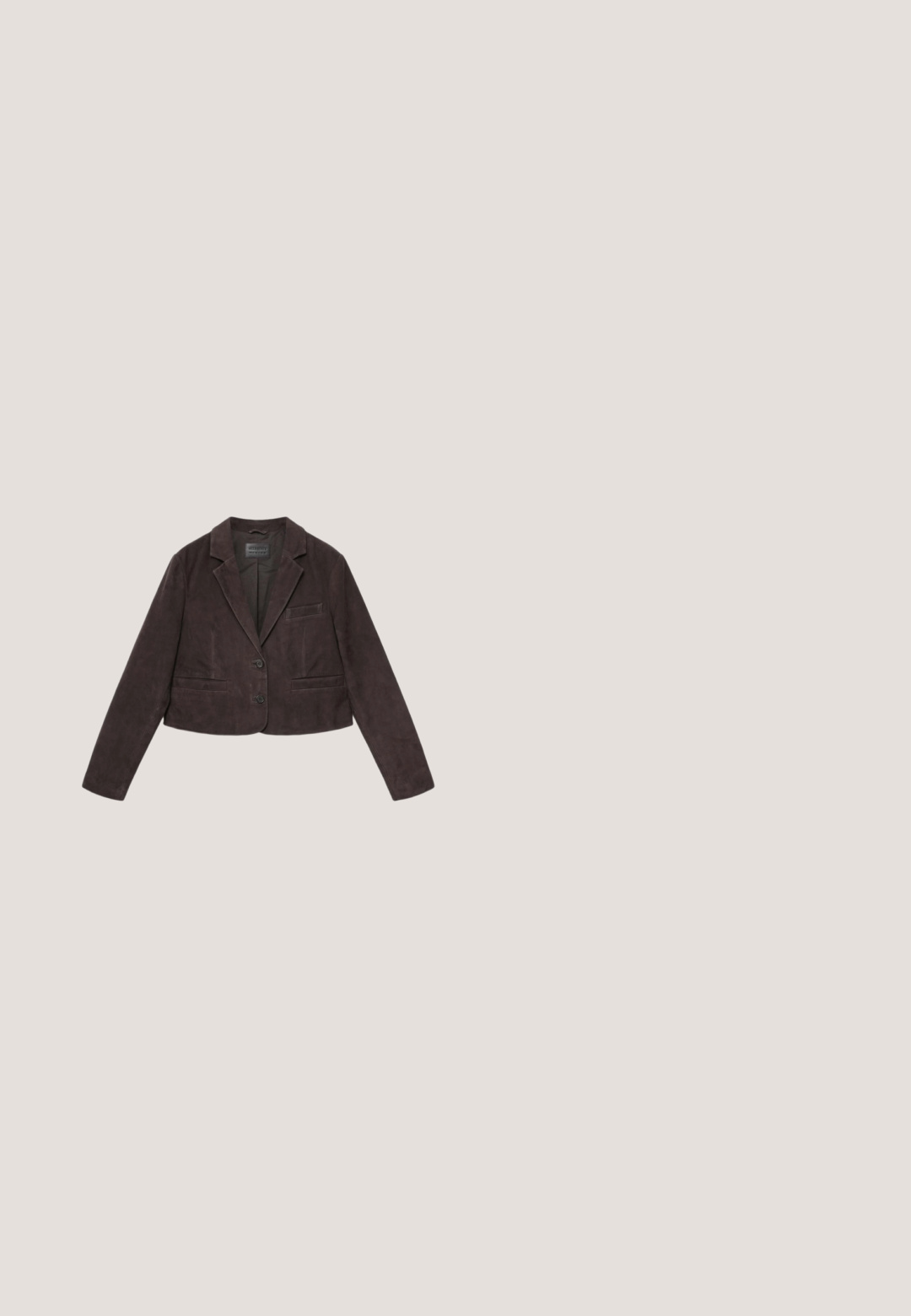 Blazer court en daim marron foncé avec deux boutons sur le devant, col à revers cranté et trois poches avant, présenté sur fond blanc.; Haut sans manches marron foncé texturé avec un col montant et une patte boutonnée asymétrique sur le côté droit avant.; Pantalon noir à jambes larges avec taille haute, plis avant et poches latérales, conçu pour une tenue formelle ou professionnelle.; Chaussure à talon haut pour femmes en cuir marron foncé, avec bride arrière, bout pointu et talon aigu slim, sur fond blanc.; Lunettes de soleil œil de chat bourgogne avec des verres foncés, monture en plastique lisse et accents dorés sur les côtés. Design stylé et angulaire.; Sac à main en cuir brun craquelé, de forme ovale, avec deux poignées arrondies et des petits pieds en métal. Dispose d'une fermeture éclair sur le dessus.