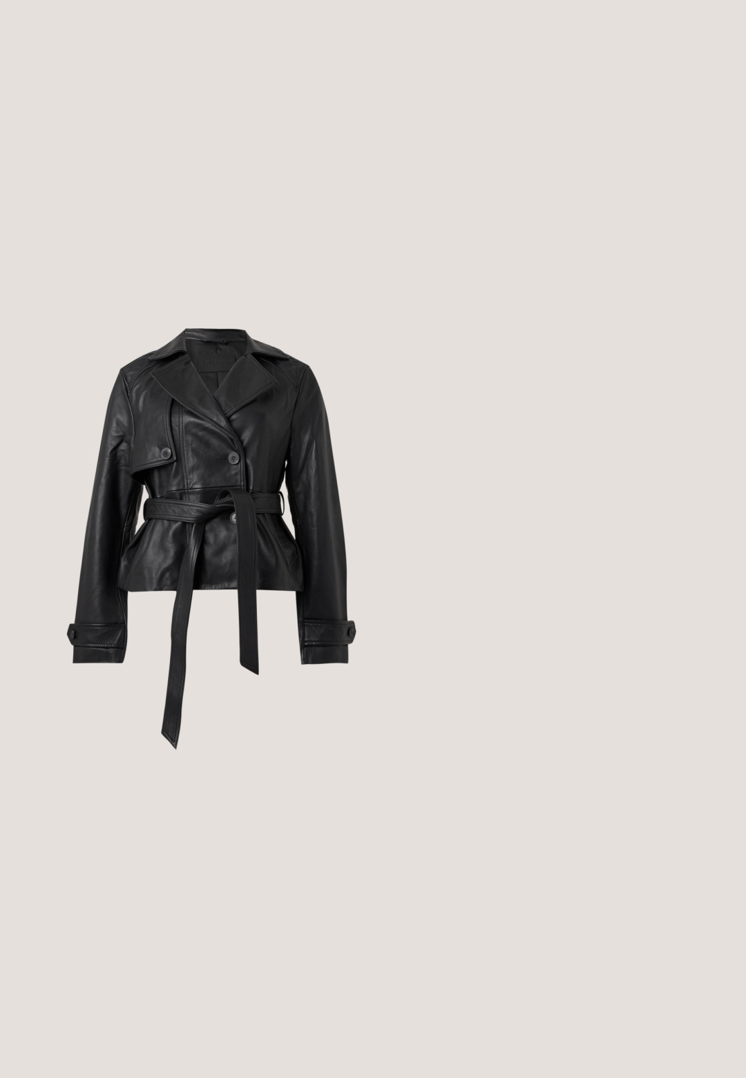 Sort læderjakke med brede kraver, dobbeltradede knapper, lange ærmer med knapmanchetter og et bindebælte i taljen.; Even&Odd by Zalando Cocktailkjole / festkjole - black; Sort spids tå stilet hæl med teksten "LOVE MOSCHINO" på ydersiden og et glat slip-on design.; Sort katteøje-solbriller med mørke gradientlinser og gyldent logodetalje på stængerne, vist på en hvid baggrund.; Sort blød læder Love Moschino håndtaske med knyttet håndtag og guldkæde-strop på hvid baggrund.; Sort læder choker-halskæde med justerbar spænde og sølvfarvede rhinstenbogstaver, der staver "MOSCHINO" foran.