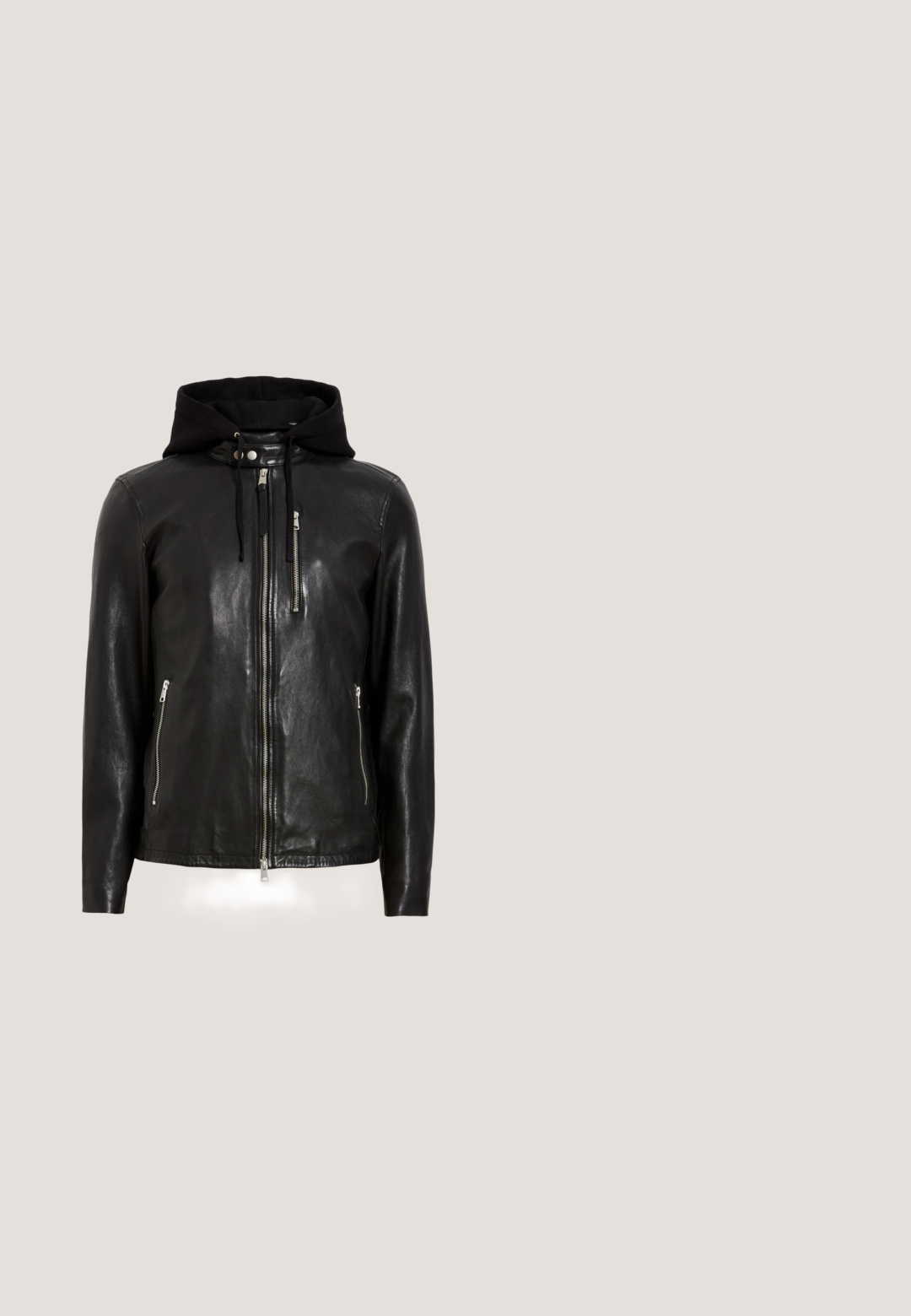 Schwarze Lederjacke mit abnehmbarem schwarzen Kapuzen, vorderem Reißverschluss und zwei seitlichen Reißverschlusstaschen. Glatte Textur und taillierte Passform.; Gr cardigan in grauem Muster mit horizontalen Streifen in unterschiedlichen Texturen, geripptem Halsausschnitt und Bündchen. Das Material hat eine weiche, gestrickte Oberfläche.; Langärmliges kariertes Hemd in Schwarz, Weiß und Braun. Mit einem Button-Down-Kragen und zwei Brusttaschen mit Knopfverschluss.; Schwarze Jeans mit geradem Bein, Knopf- und Reißverschluss, Vorderaschen und weißen Farbspritz-Details.; Schwarze Leder-Ankle-Boots mit glatter Oberfläche, Schnürung an der Vorderseite, dickem, geripptem Profil und einer Zuglasche. Positioniert über einer Holzoberfläche.; Schwarze Umhängetasche aus strapazierfähigem Stoff mit glatter Oberfläche, Klappe zum Verschließen und gepolstertem Vorderteil mit geformten Akzenten.