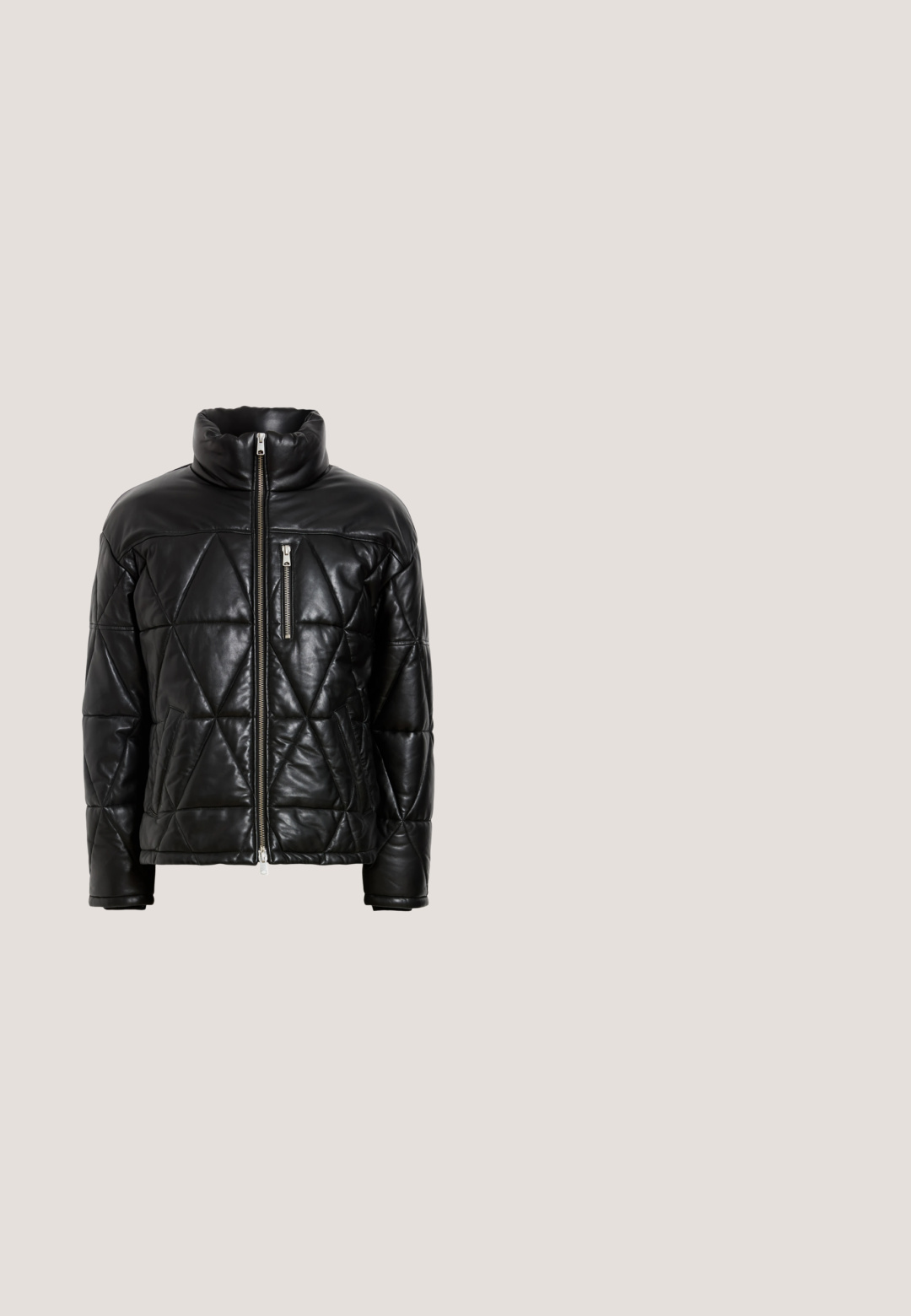Zwart gewatteerd leren jack met een hoge kraag, voorzien van een ritssluiting aan de voorkant en horizontale zijzakken. Versterkt met ruitvormige patronen.; Zwart sweatshirt gemaakt van een katoenmix, met een ronde halslijn, lange mouwen en een klein geborduurd logo op de borst.; Zwarte t-shirt van katoen, met een klassieke ronde hals, korte opgerolde mouwen en een rechte zoom. Eenvoudig, effen ontwerp zonder patronen.; Langdurige zwarte denimshorts met een klassiek vijf-pocketdesign, voorzien van een knoopsluiting en een rafelige zoom met zichtbare stikdetails.; Zwarte leren en suède enkellaars met veters aan de voorkant, gevoerde kraag, aantreklus en rode stikseldetails op hiel en zolenrand.; Zwarte rechthoekige toiletetui met een zijhandgreep en rits, voorzien van een klein gestileerd logo in de rechterbenedenhoek.