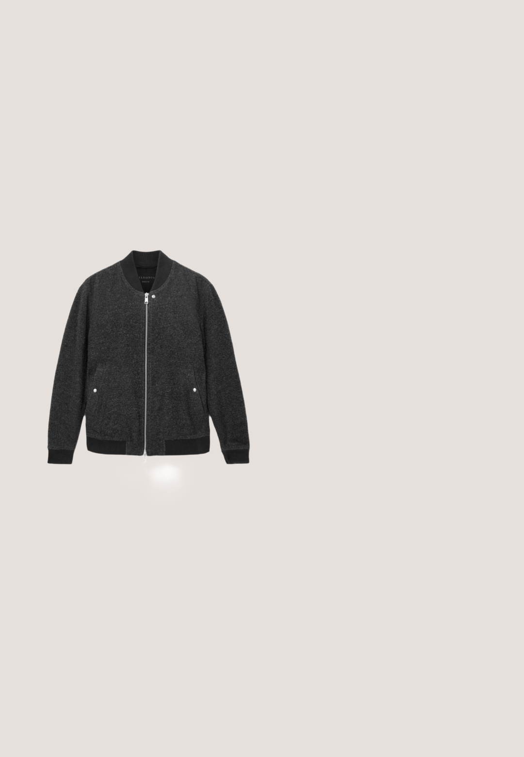 Grå bomberjakke med lynlås foran, ribbet krave og manchetter samt sidelommer; blød tekstur, strømlinet design, minimalisme.; Sort pullover-sweater med et tekstureret, ribbet design. Har en høj krave og en kort lynlås. Lille logodetalje på brystet.; Sort bomulds t-shirt med korte ærmer og rund hals. Har hvid tekst "ALLSAINTS" og "LONDON" på venstre brystområde.; Sorte slim-fit jeans med fem lommer, knap- og lynlås-lukning, let falmning på lårene og et lille brandlogo på linningen.; Sorte ankelstøvler i læder med en glat finish, udstyret med en rundet tå, seks snørehuller og en lille trækflig bagpå.; Sort rektangulær toilettaske med tekstureret øverste halvdel, glat nederste halvdel, lynlåslukning øverst og lille Tommy Hilfiger-logo foran.