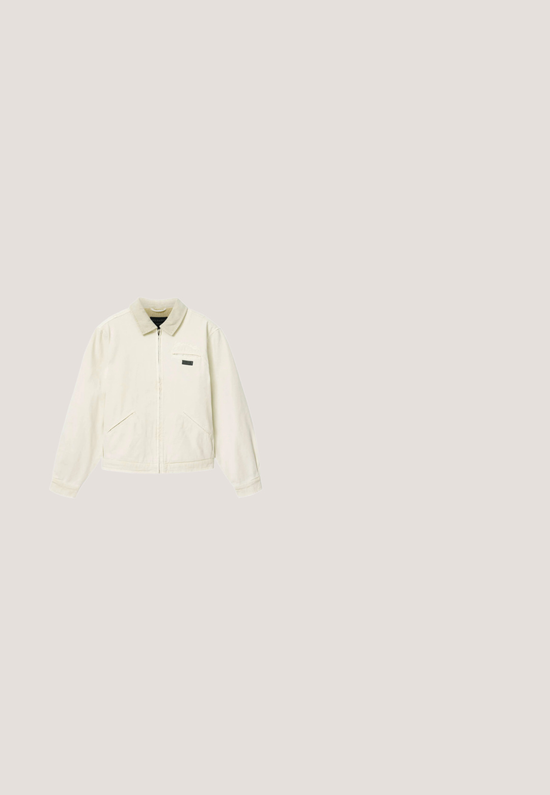 Off-white lynlåsjakke med fløjlskrave, to forlommer og en brystlomme med lynlås, vist på en hvid baggrund.; Hvid sweatshirt med rund hals, prydet med en blå vandret stribe og et logo på fronten. Lavet af blødt, struktureret stof.; Rød bomulds t-shirt med vandrette navy striber, rund halsudskæring og et lille broderet logo på brystet. Klassisk pasform.; Lyseblå denim-jeans med afslappet pasform, snøre i taljen, diskret falmet tekstur og lige ben. Har klassiske lommer og syninger.; Sorte ankelstøvler lavet af glat materiale med elastiske sidepaneler, rund tå og struktureret sål. Har en bageste træktab.; Grå quiltet crossbody taske lavet af tekstureret syntetisk materiale, med lynlåslukning og justerbar rem.