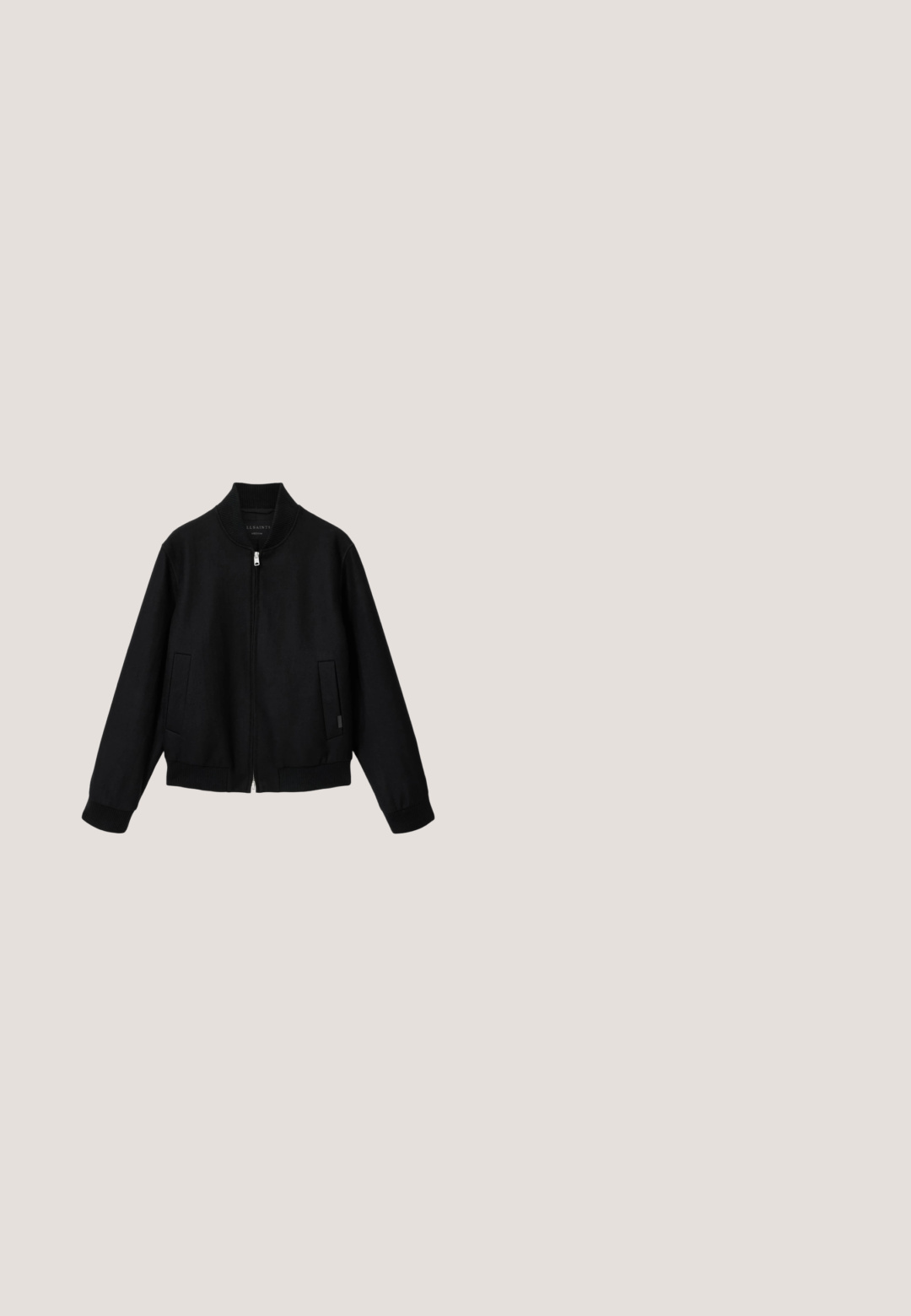 Sort bomberjakke med lynlås, ribbet krave, ærmekanter og kant forneden, med sidelommer og et minimalistisk design.; Grå sweatshirt lavet af blødt stof, med rund halsudskæring, lange ærmer, ribbede manchetter og lige kant. Ingen synlige mønstre eller grafik.; Sorte sweatpants lavet af blødt stof, med en elastisk talje med snøre, tætsiddende ben og ribbede manchetter ved anklerne.; Hvide lædersneakers med en glat overflade, rund tå og minimalistisk design. Funktioner i beige nuancer på hælen og en gummisål.; Sort læder crossbody taske med præget logo, sølv hardware, rektangulær form, justerbar skulderrem og struktureret overflade.; Sølv rustfrit stål ur med en hvid tekstureret urskive, sort læderrem og blå undermåler. Har markører og visere til timer og minutter.