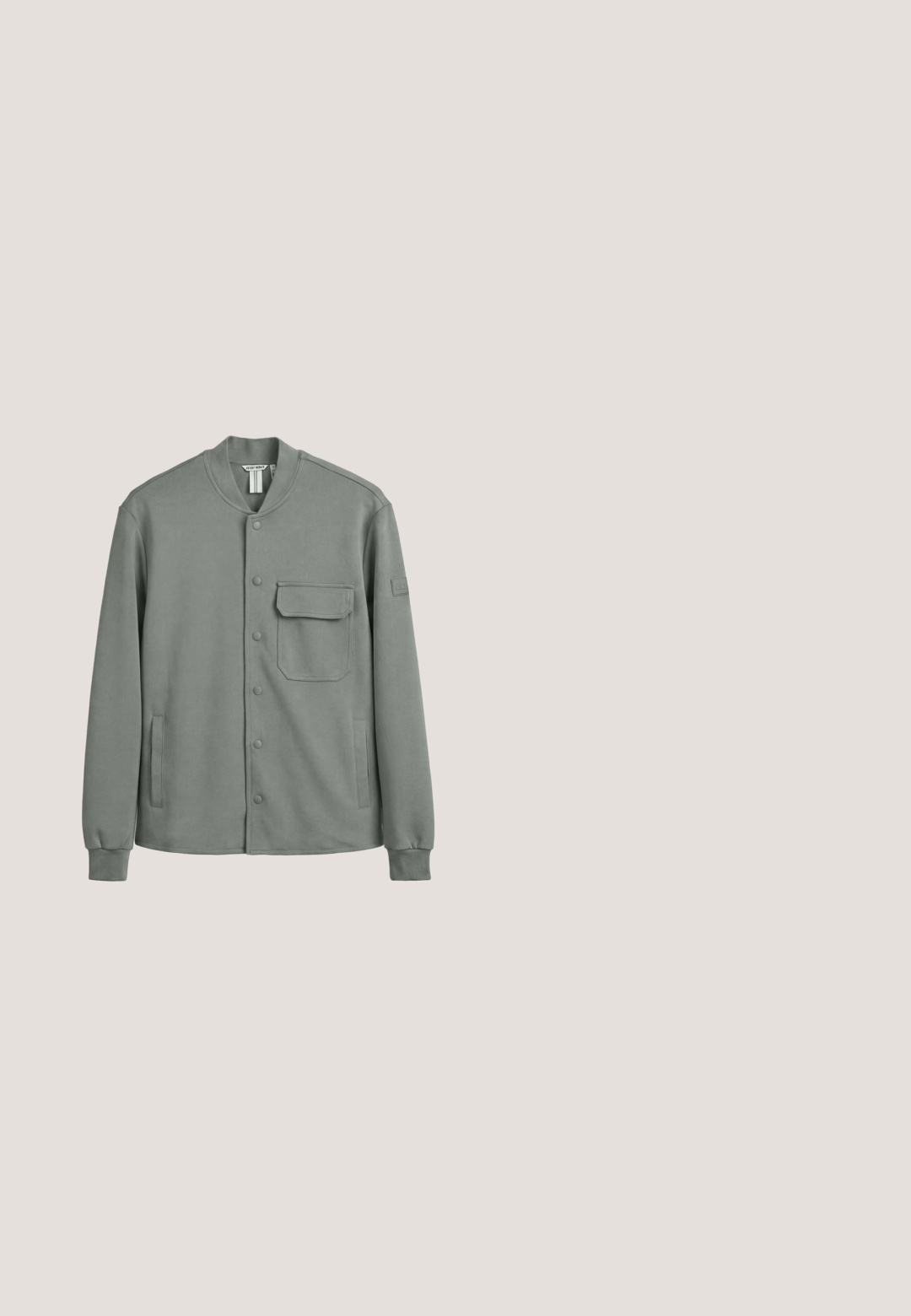 Veste grise à manches longues avec boutons sur le devant, poche à rabat sur la poitrine, deux poches latérales, poignets côtelés et col sans col.; Cardigan boutonné bleu avec motif géométrique, col, poignets et ourlet bleu uni, présenté sur un fond blanc.; Chemise noire à manches longues avec boutons et col, coupe slim, et étiquette de marque "Filippa" à l'intérieur de l'encolure.; Pantalon noir sur mesure en tissu lisse. Coupe droite avec plis, passants pour ceinture, et sans poches visibles. Finition soignée.; Chaussure habillée en cuir noir avec une finition lisse, bout arrondi, cinq œillets pour les lacets et un petit talon carré. Design minimaliste avec des coutures discrètes.; Grand sac de voyage en cuir marron avec double poignée, sangle épaule noire réglable, et détails en métal doré sur la fermeture éclair et les boucles.