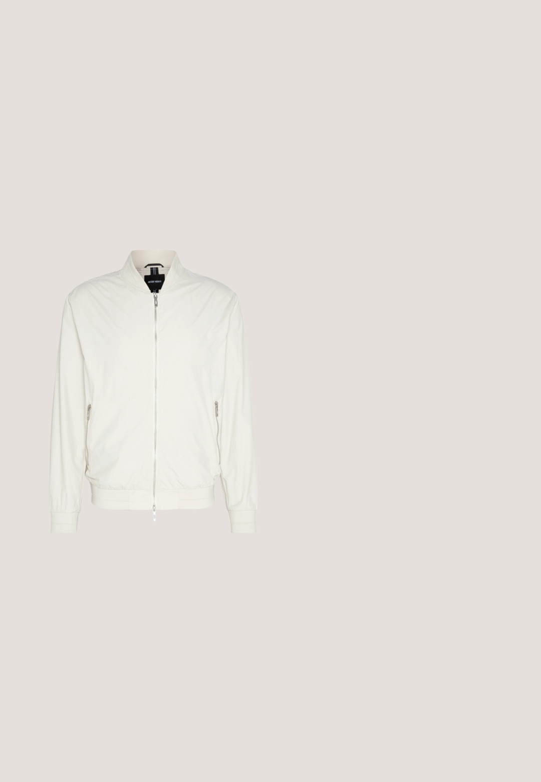 Chaqueta bomber de color beige claro en tejido texturizado, con cuello alto, cremallera frontal y bolsillos laterales con cremallera. Puños y bajo acanalados.; Polo de punto de manga corta color crema con cuello en V y diseño con cuello. Cuenta con puños y dobladillo acanalados, textura suave.; Pantalones vaqueros de pierna ancha de color claro con cintura alta, diseño de cinco bolsillos y detalles de costura sutiles. Hechos de tela de algodón resistente.; Zapatillas blancas con acentos beige, material de cuero liso, punta redonda, suela de goma plana y cordones en la parte delantera con un logotipo en el talón.; Gafas de sol de acetato marrón con lentes verde oscuro, forma rectangular y detalles dorados en las varillas. Textura suave, diseño minimalista.; Collar de cadena de plata con eslabones entrelazados, textura suave y forma rectangular uniforme. Detalle de cierre seguro.