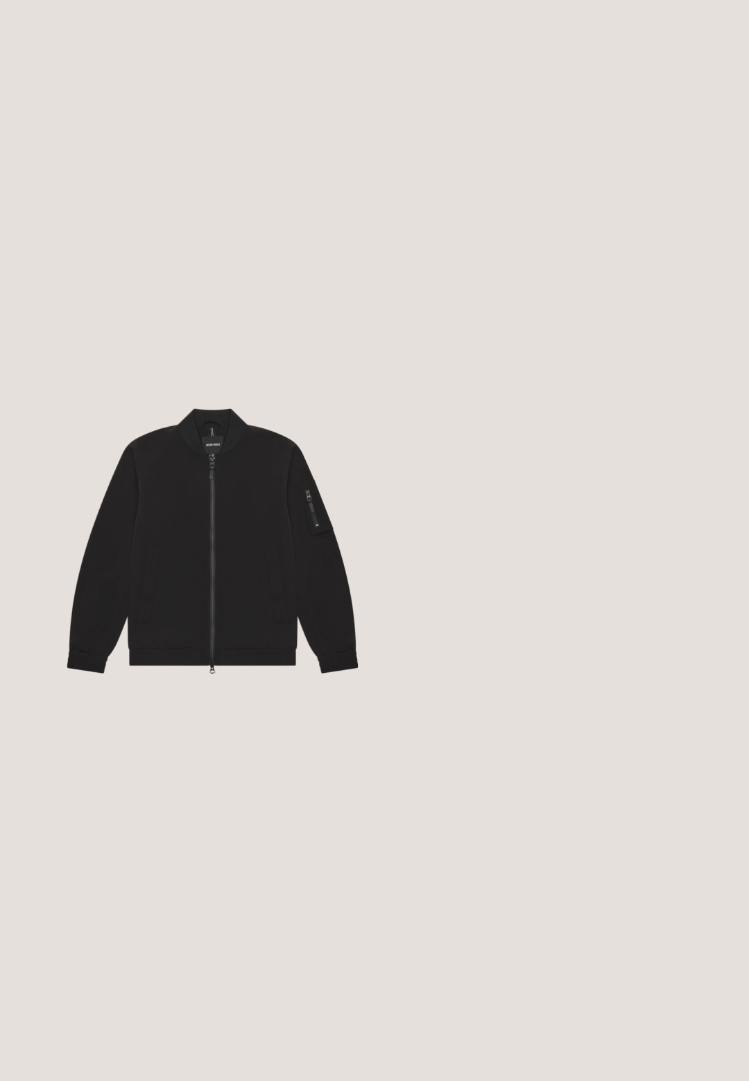 Veste bomber noire avec fermeture éclair à l'avant, col et poignets côtelés, poche à fermeture éclair sur la manche et détails de couture horizontale subtils.; Débardeur noir côtelé sans manches avec petit logo blanc "PEGADOR" sur le côté gauche de la poitrine et encolure ronde.; Shorts noirs mi-cuisses avec poches latérales, taille à cordon et petit logo blanc "HUGO" sur la jambe droite.; Bottes ankle en cuir noir avec une texture lisse, bout rond et semelle robuste. Comprend une languette à l'arrière et un design minimaliste.; Lunettes de soleil noires carrées avec des verres sombres, une monture épaisse et des accents argentés sur les branches. Logo gravé sur le côté.; Trousse de toilette en cuir noir texturé avec poche zippée à l'avant et languette latérale, forme rectangulaire, écusson logo HUGO à l'avant.
