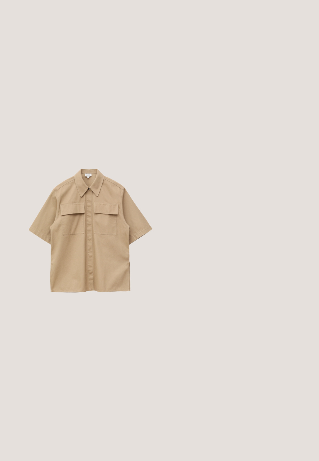 Camisa beige de manga corta con botones, dos bolsillos frontales en el pecho y cuello puntiagudo, mostrada sobre un fondo blanco.; Top sin mangas blanco, fabricado con un tejido suave, que presenta un escote redondeado y un diseño tipo racerback, con una textura lisa y sin patrones visibles.; Shorts de mezclilla azul de talle alto con trabillas para cinturón, botón frontal, cremallera y dos bolsillos delanteros, mostrados sobre un fondo blanco.; Sandalias planas marrones hechas de cuero suave con un diseño de tiras cruzadas, que cuentan con una suela plana y un estilo minimalista.; Gafas de sol negras con lentes verdes, de forma redonda, con detalles en dorado y montura ancha de acabado mate negro. Presenta brazos curvados y un branding sutil.; Bolso tote de paja beige tejido con asas redondeadas y iniciales en cursiva bordadas en blanco en el centro delantero.