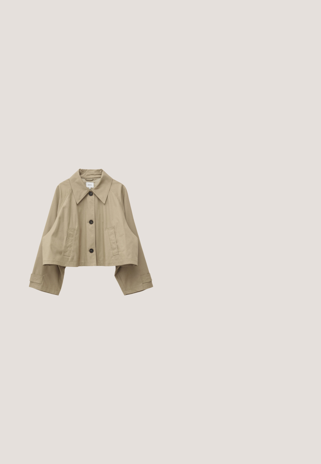 Beige cropped jas met grote kraag, drie zwarte knopen, twee voorzakken, lange mouwen met verstelbare manchetten en een losse pasvorm.; Mouwloze olijfgroene gebreide top met een gestructureerd groot bloem- en bladmuster, ronde halslijn en geribde zoom.; Plissé rok in donkergroen met zwart luipaardpatroon. Elastische tailleband, lichtgewicht stof en vloeiende stijl. Uitlopende silhouet.; Donkerbruine muizensandaal met hoge hak, spits toelopende neus, mesh zijkanten, een kleine strik bovenop en een slanke gebogen hak.; Olijfgroene leren handtas met afgeronde vorm, dubbele handvatten en een klein metalen logoplaatje aan de voorkant in het midden.; Goudkleurige oorbellen met in elkaar grijpende lussen in bordeauxrood en wit. Het ontwerp heeft een gladde textuur met glanzende metalen accenten.