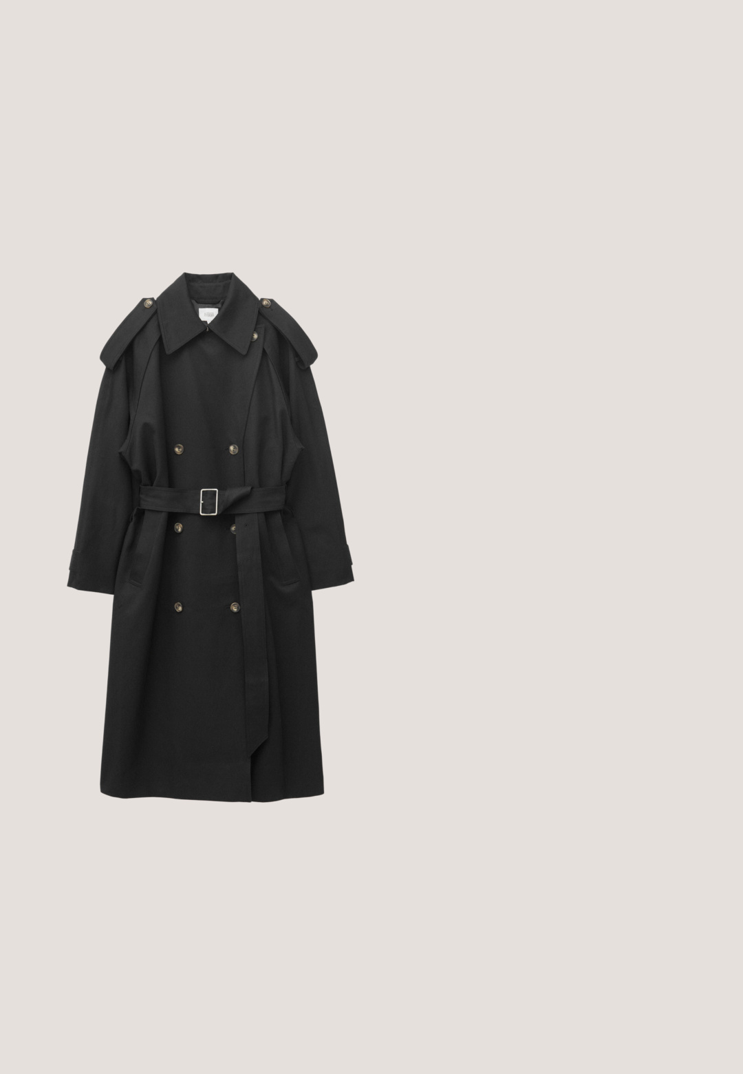 Trench-coat noir croisé avec large col, épaulettes, ceinture avec boucle métallique et poches latérales.; Cardigan bleu marine en tissu tricoté doux, présentant un col rond, une fermeture à boutons sur le devant, et des poignets et un ourlet côtelés.; T-shirt noir à manches courtes en tissu lisse ; dotée d'un col rond classique et d'une coupe décontractée sans logos ni embellissements visibles.; Pantalon noir à jambes larges en tissu lisse, doté de deux poches avant et d'un design plissé avec deux boutons à la taille.; Mocassin slip-on en cuir noir avec un design moc toe et un talon bas, présenté en profil latéral sur fond blanc.; Sac à main en cuir noir avec deux poignées arrondies, base rectangulaire et côtés légèrement effilés sur fond blanc.