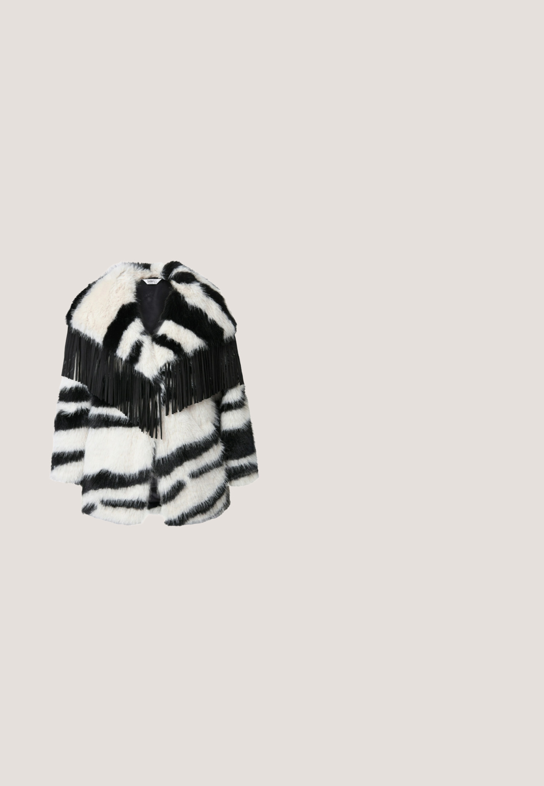 Sort og hvid faux fur-frakke med stribet mønster, frynsedetaljer langs kraven og en blød, struktureret overflade.; Sort strikket kjole med lange ærmer, rund halsudskæring og lodret ribbet tekstur. Enkel design, knælang, med ensfarvet. ; Sort damesko med høje hæle i læder med spids tå og lille gyldent logo nær hælen på hvid baggrund.; Firkantede solbriller med skildpaddemønsteret stel, brune graduerede linser og et guld hardware-accents på siden. Struktureret overflade.; Sort halvmåneformet håndtaske med blomsterudskæringsdesign, guldfarvede beslag, lynlås, aftagelig skulderrem og "Coccinelle"-logo foran.; Guld åben ring med en glat, uregelmæssigt formet brun og sort marmoreret sten, der er sat på den ene ende.