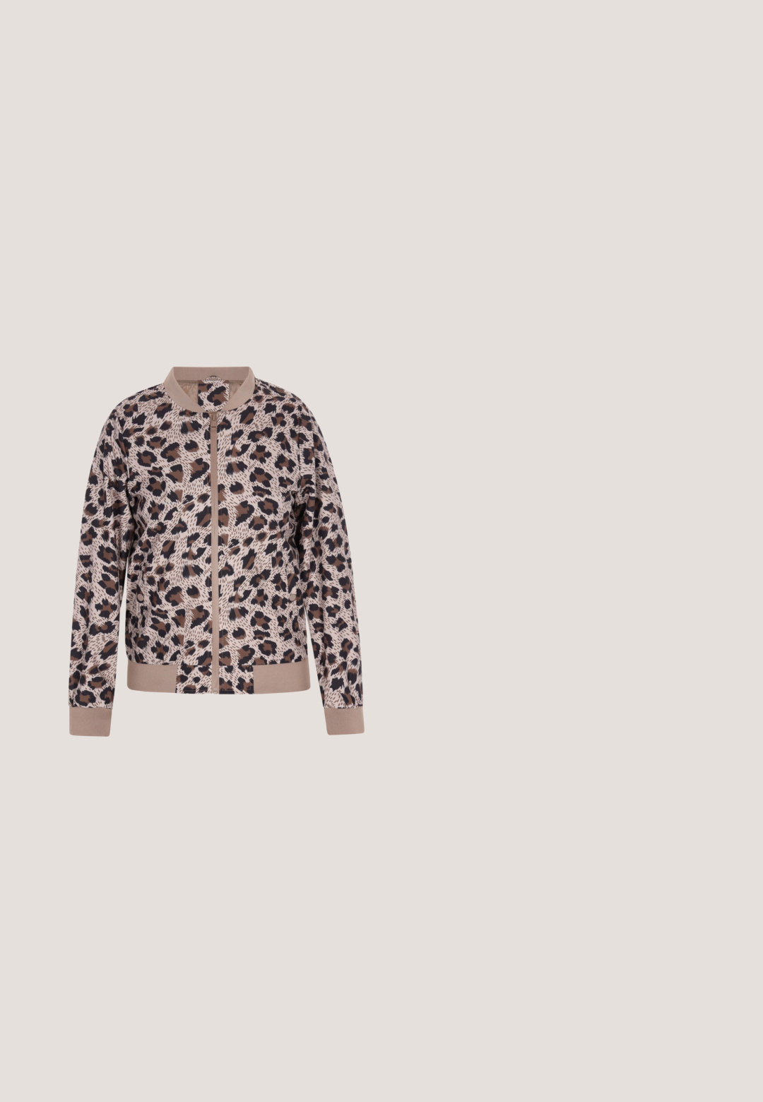 Bombejakke med leopardprint i beige, med lynlås foran, ribbet krave og manchetter. Glat tekstur med kontrasterende tan-accents.; Lysebeige langærmet t-shirt lavet af blød bomuld. Har en rund halsudskæring og en afslappet pasform. Glat tekstur med minimale sømme.; Beige tætsiddende jeans med fire lommer, lynlås og knaplukning. Fremstillet af glat, strækbart stof med en lige ben-silhuet.; Beige ruskind højhælede sko med spids tå og en 7 cm hæl. Glat tekstur, minimalistisk design og en strømlinet silhuet.; JOOP! CORTINA JASMINA MVZ - Skuldertasker - sesame; Par af abstrakte, skinnende guldbelagte øreringe med buede, overlappende bladvendte former på en hvid baggrund.