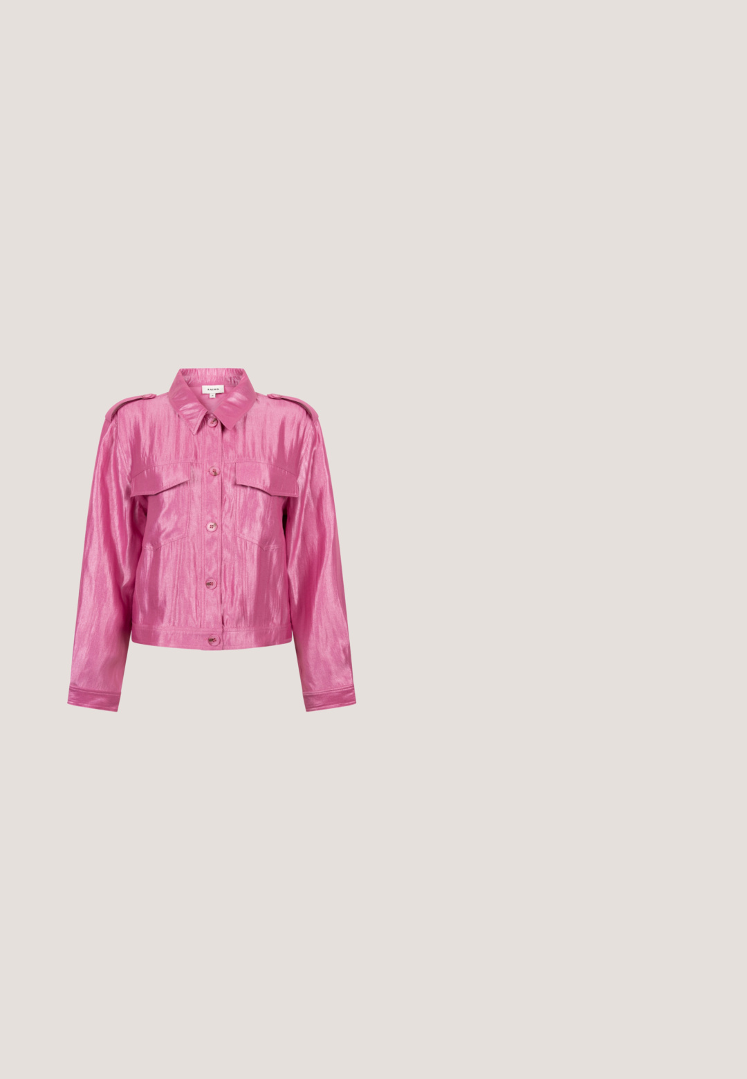 Glanzende roze button-up jas met lange mouwen, klepborstzakken, schouderepauletten en een puntige kraag.; Lange, vloeiende maxi-jurk in helderroze. Heeft spaghettibandjes met een gedraaide ontwerp en een sleutelgatdetail op de borst. Soepele textuur.; Roze leren hoge hak schoen met een spitse neus en een kleine hak met witte accenten. Gladde textuur en slank ontwerp.; Felroze rechthoekige zonnebril met donkere glazen en een verhoogd "G"-logo op het montuur, schuin geplaatst op een witte achtergrond.; Roze leren crossbody tas met een afgeronde klep, verstelbare schouderband en zilveren 'Richmond' logo. Gladde textuur en minimalistisch ontwerp.; Zilveren ketting met stervormige schakels, elk gezet met fonkelende roze, blauwe en gele edelstenen, en een klein roze bedeltje vlak bij het slot.