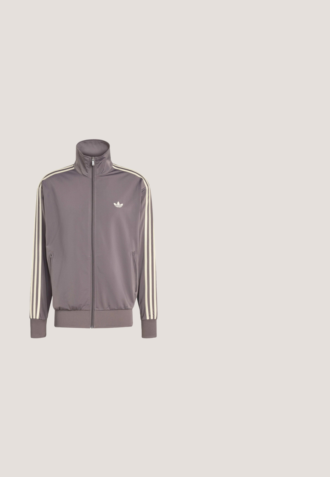 Grijze trainingsjack met hoge kraag, volledige ritssluiting en elastische manchetten. Bevat witte strepen op de mouwen en een klein logo op de borst.; Donkergrijs T-shirt met korte mouwen en ronde hals met klein wit Adidas-logo op de linkerborst.; Zwarte denim jeans met een recht gesneden ontwerp, voorzien van voorzakken, een knoopsluiting en een lichte textuur. Inclusief een subtiele logo-detail.; Zwarte rubberen regenlaars met een ronde neus, een gespband aan de bovenkant en een geprofileerde buitenzool voor grip.; Zwarte rechthoekige een bril met een glanzende afwerking, voorzien van transparante lenzen en "GUCCI" branding op de poot. Glad plastic oppervlak.; Zwarte leren weekendtas met dubbele handvatten aan de bovenkant en afneembare schouderriem, weergegeven tegen een effen lichte achtergrond.