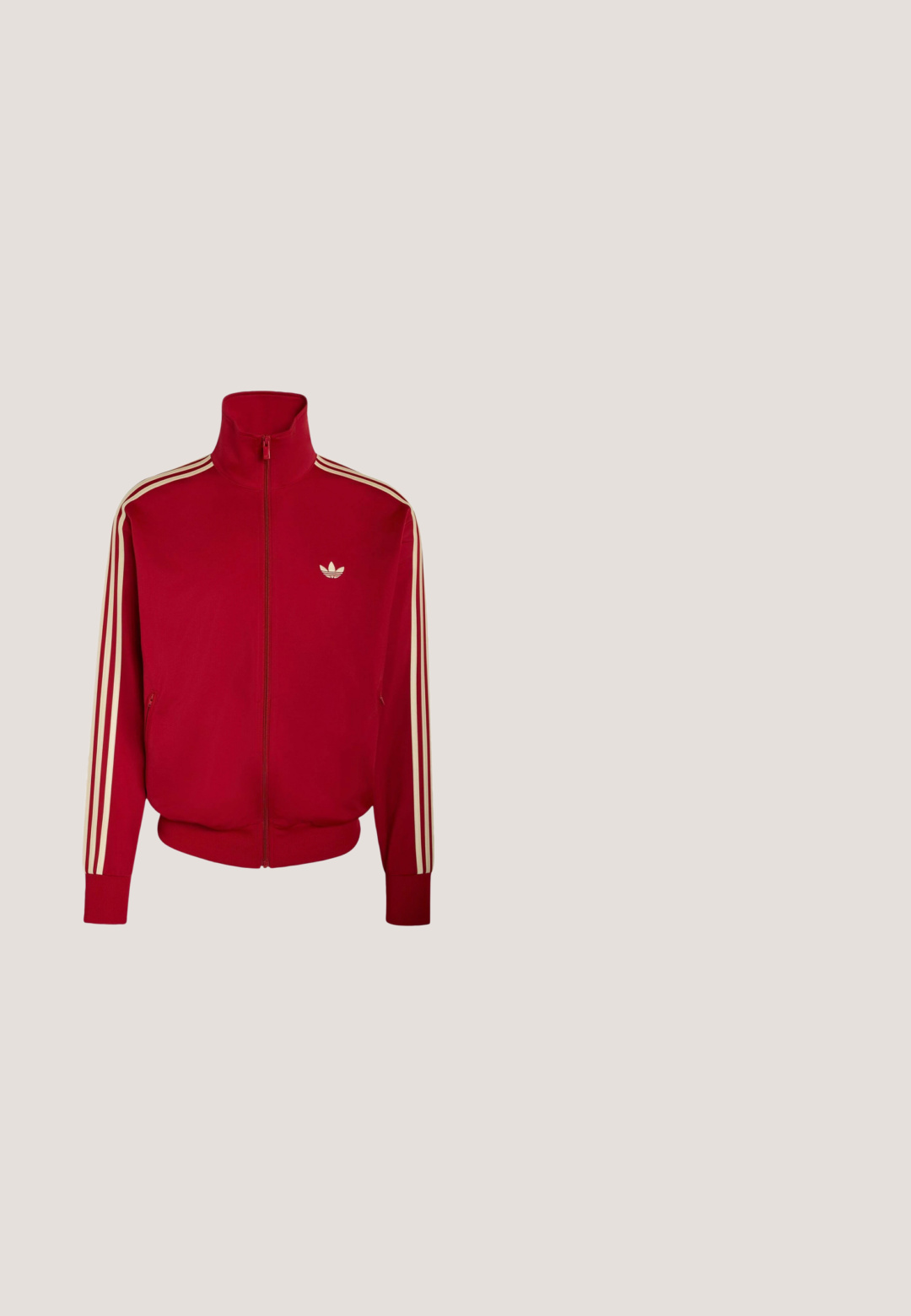 Rød sportjakke med lynlås med beige tre striber på ærmerne og lille beige Adidas-logo på venstre bryst.; Rød bomulds T-shirt med hvid ribbet rund hals, der har tre hvide striber på ærmerne og et lille hvidt logo på brystet.; Røde atletikshorts med elastik i taljen, sorte sidelister og hvidt Adidas trefoil-logo på venstre ben.; Hvide lædersneakers med tre vandrette striber i rød, blå og grøn. Rund tå, tekstureret overdel og polstret krave.; Lyserøde, gennemsigtige solbriller med en kraftig rektangulær stel og mørke linser. Har Vans-logoet på siden af armelementerne.; Rød perlearmbånd med tre jævnt fordelte guldekorationsperler, der danner et kontinuerligt cirkulært mønster på hvid baggrund.