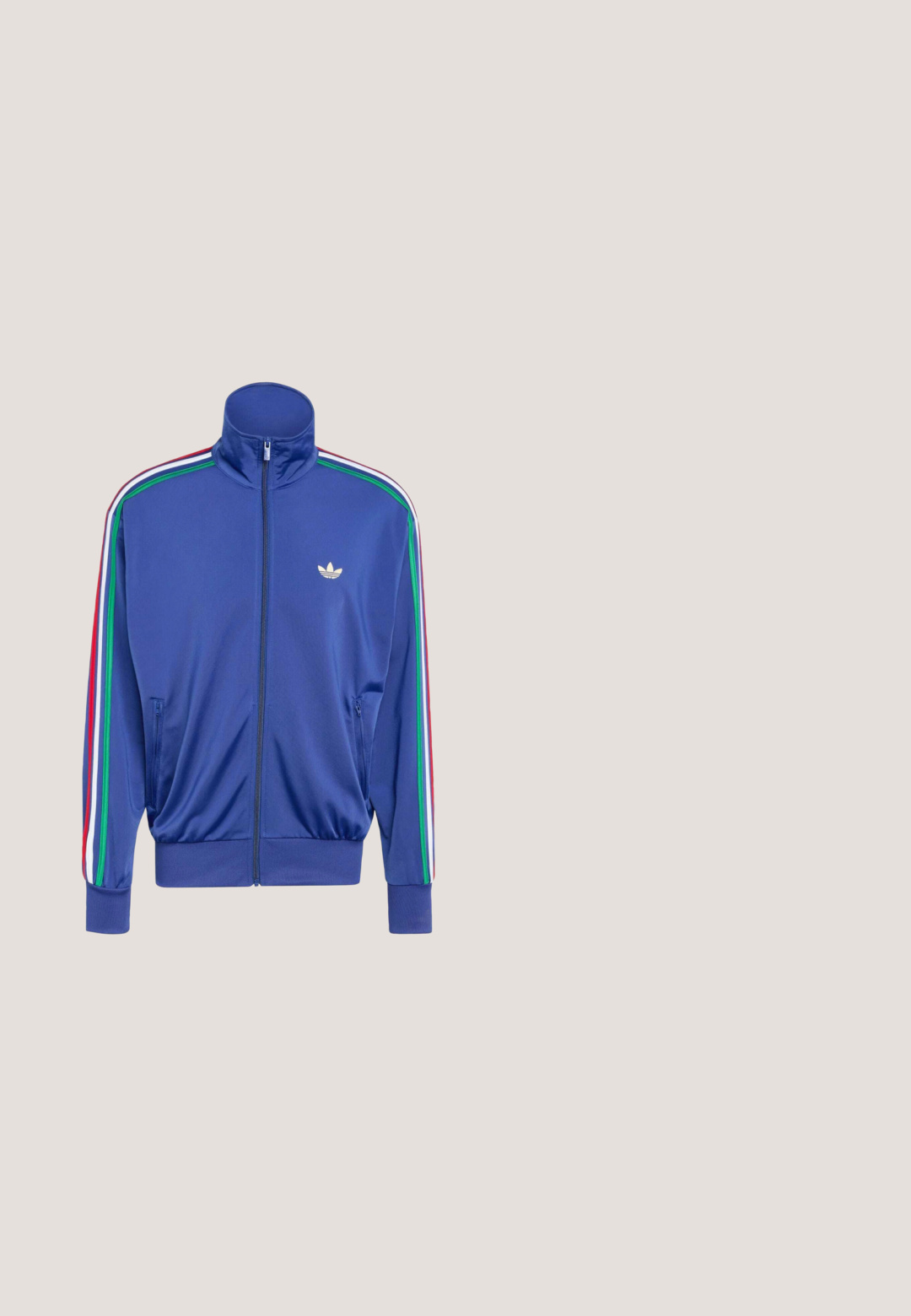Blå zip-up træningsjakke lavet af glat stof, med grønne, røde og hvide striber langs ærmerne og et lille hvidt logo på brystet.; Sort sweatshirt med raglanærmer, rund hals og ribstrikkede manchetter. Har et lille hvidt Adidas-logo på brystet. Blødt tekstil.; Sort langærmet T-shirt med hvidt trestribet design på ærmerne. Har rund halsudskæring og et lille hvidt logo på brystet.; Sorte skinnende atletikbukser med elastisk taljebånd, lynlåslommer i siden og tonale striber langs siderne.; adidas Originals CONTINENTAL 80 SHOES - Sneakers - black; Sorte solbriller med en rektangulær form, mat overflade og mørke linser. Har underdressed branding på stængerne.