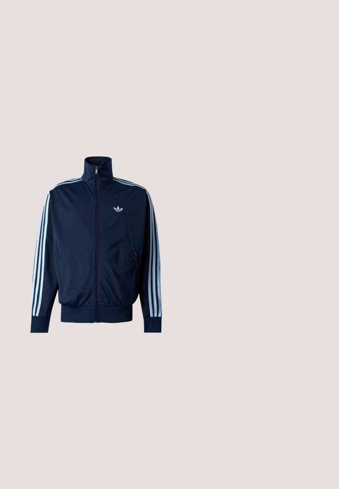 Marineblaue Trainingsjacke mit hellblauen drei Streifen an den Ärmeln, durchgehendem Reißverschluss, Stehkragen und Adidas-Logo auf der Brust.; Schwarzer Baumwoll-Hoodie mit Kängurutasche, weißem Adidas-Logo, gerippten Bündchen und Saum, mit verstellbarem Kapuzenzug und gestickten Akzenten.; adidas Originals T-Shirt print - black/grey; Schwarze Sporthose aus Polyester mit einem strukturierten Muster, weißen Seitenstreifen und einem kleinen Logo vorne. Elastischer Bund.; Schwarz-silberner Sportschuh mit weißen Streifen in der Luft über einer Betonkante, Treppenstufen im Hintergrund verschwommen.; Schwarze Sonnenbrille mit übergroßen quadratischen Rahmen. Die Gläser sind dunkelviolett, und die Bügel haben ein schlankes Design mit leichter Krümmung. Zweifarbige Oberfläche.