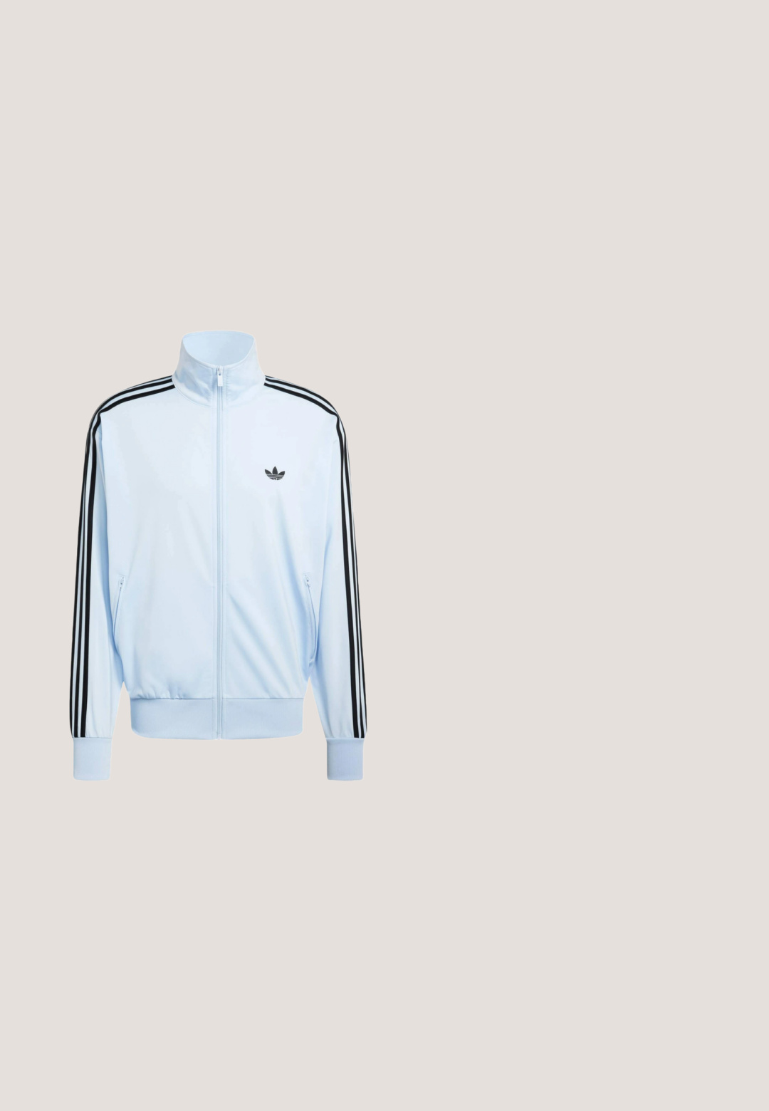 Hellblaues Trainingsjacke mit Reißverschluss und schwarzen Adidas-Drei-Streifen an den Ärmeln sowie schwarzem Trefoil-Logo auf der linken Brust.; Helles beigefarbenes Poloshirt mit kurzen Ärmeln, ausgestattet mit einem schwarzen Kragen und gestreiften Akzenten. Zentrales Logo in Schwarz auf der Brust. Glatte Stofftextur.; Graue Sportshorts aus einem Baumwollmix. Mit seitlichen Taschen, elastischem Bund und weißen Seitenstreifen. Klassisches Design.; Ein einzelner dunkelblauer Gummiregenstiefel mit strukturierter Sohle und einfachem Design, seitlich auf weißem Hintergrund gesehen.; Braune transluzente achteckige Brillengestelle mit hellblauen Gläsern und doppelter Steg, leicht schräg auf weißem Hintergrund dargestellt.; Brandit US COOPER EVERYDAYCARRY-SLING - Umhängetasche - blizzard camo