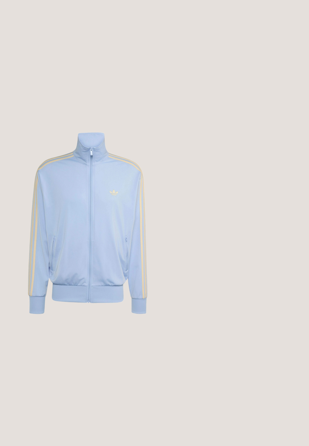 Lyseblå lynlåstrøje med høj krave, beige tredobbelte striber på ærmerne og beige Adidas trefoil-logo på brystet.; Marineblå langærmet Adidas-shirt med hvide manchetter, krave, tre hvide striber på ærmerne og Adidas trefoil-logo på brystet.; Grå sportshorts lavet af en blanding af bomuldsstof. Har sidelommer, elastisk talje og hvide sidestriber. Klassisk design.; En enkelt mørkeblå gummiregnstøvle med tekstureret sål og enkelt design set fra siden på en hvid baggrund.; Rektangulære brilleglas uden ramme med klare linser og tynde sølvfarvede metalstel og bro, vist forfra på hvid baggrund.; Sort cylindrisk duffelbag med dobbelte håndtag, aftagelig skulderrem, sidelomme med lynlås og lille gyldent laurbærkrans-logo på hvid baggrund.