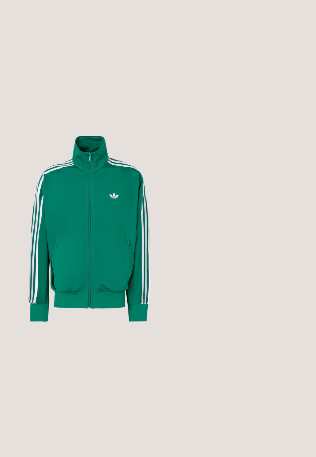 Grøn lynlåstrøje med høj krave, hvide accentstriber langs ærmerne og lille hvidt logo på brystet. Glat tekstur, atletisk design.; Grøn Adidas T-shirt med lyse turkis krave og ærmekanter, tre lyse turkise striber på skuldrene og Adidas trekløver logo på brystet.; Grønne atletikshorts lavet af blødt stof med elastisk linning, sidelomme med lynlås og tre hvide striber langs siderne.; Grøn gummistøvle med en let buet form, tekstureret sål og sort logoetiket. Glat finish og medium højde.; Grønne plast solbriller med rektangulær ramme, brune gradientlinser og subtil branding på stængerne. Struktureret overflade på rammen.; Kompakt olivengrøn skuldertaske med tekstureret stof, en front lynlåslomme og justerbar sort snorrem.
