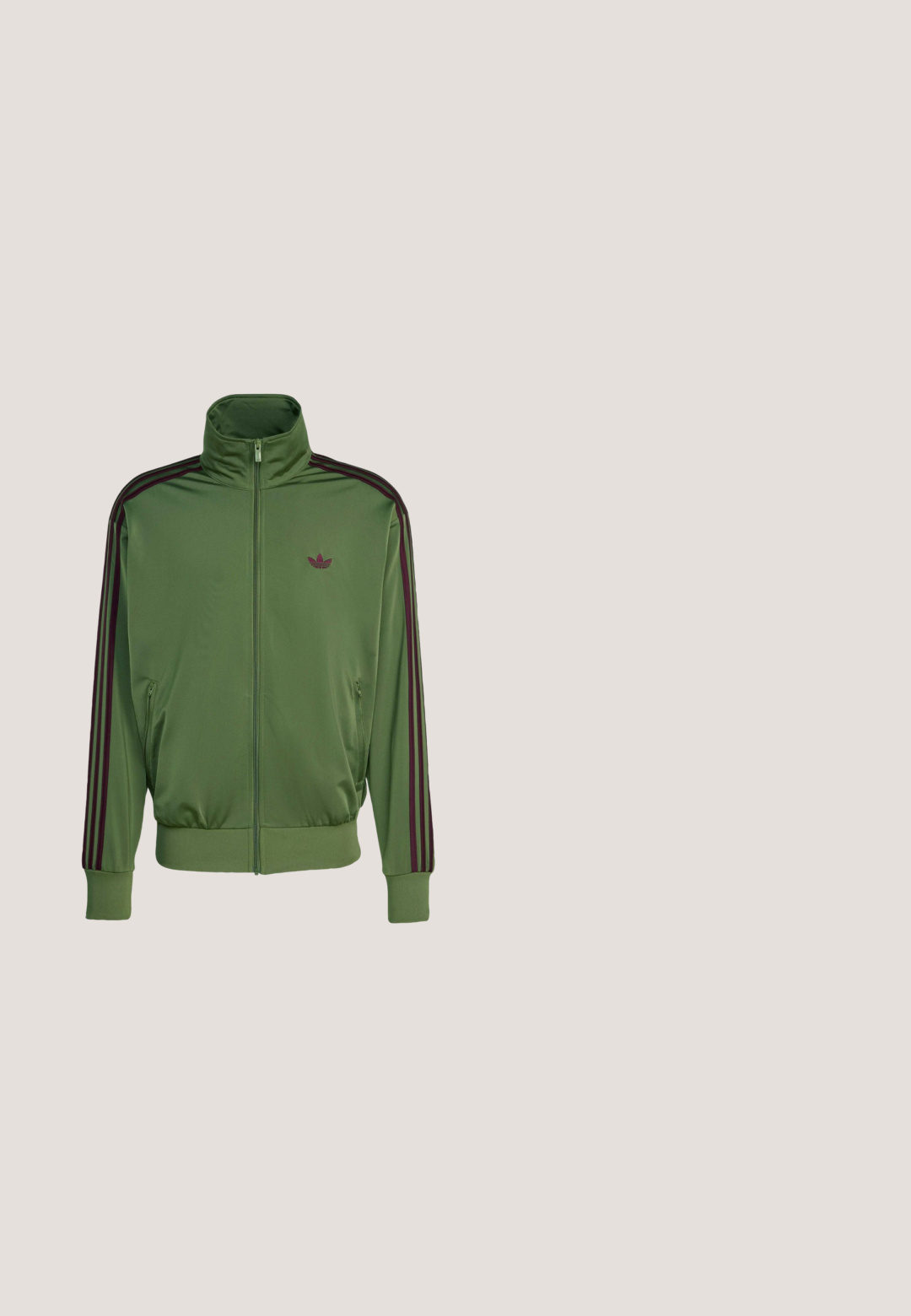 Grøn lynlåsjakke lavet af glat stof med høj krave, der har mørkerøde striber langs ærmerne og et broderet logo på brystet.; Grøn Adidas T-shirt med lyse turkis krave og ærmekanter, tre lyse turkise striber på skuldrene og Adidas trekløver logo på brystet.; Mørkegrønne træningsbukser med elastisk talje, lige ben og sorte sidelister. Fremstillet af blødt, strækbart stof.; Mørk teal sportssko med en tekstureret overdel, der har tre hvide striber, en afrundet tå og en polstret sål.; Brune wraparound solbriller med rektangulære grøntonede linser og let buede arme.; Kompakt olivengrøn skuldertaske med tekstureret stof, en front lynlåslomme og justerbar sort snorrem.