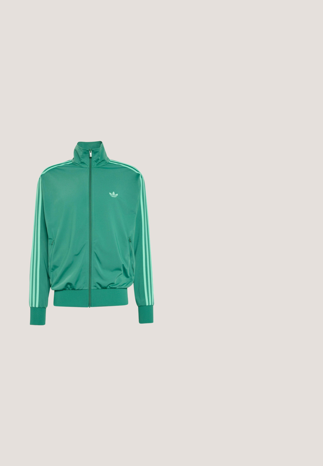 Grøn træningsjakke med lynlås med tre lysere grønne striber på ærmerne, elastiske manchetter og kant samt lille Adidas-logo på venstre bryst.; Lys myntegrøn t-shirt lavet af blødt stof, med korte raglanærmer og et diskret logo midt på brystet.; Grøn mesh atletikshorts med elastisk talje. Har grå detaljer ved kanten og et lille hvidt Adidas-logo på forsiden.; Sort vanntæt gummistøvle med justerbar spænde, struktureret overflade, let buet form og en robust sål for godt greb.; Grønne plast solbriller med rektangulær ramme, brune gradientlinser og subtil branding på stængerne. Struktureret overflade på rammen.; Stor olivengrøn rejsetaske med sorte håndtag, en lynlåslomme foran og en justerbar skulderrem, der er klikket fast på den ene side.