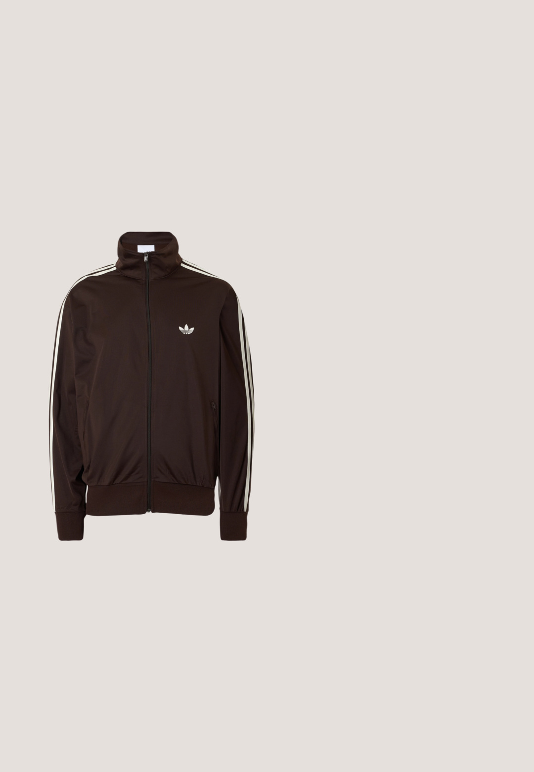 Mørkebrun trackjakke med lynlås, hvide tre striber langs ærmerne og et lille hvidt Adidas trefoil-logo på brystet.; Mørkebrun Adidas-sweatshirt med hvide tre striber langs ærmerne og hvid Adidas trebladet logo på brystet.; Bordeaux kortærmet t-shirt lavet af bomuld. Har rund hals og et lille hvidt "adidas" logo med "SPORT DESIGN STUDIO" under.; Brune Adidas træningsbukser med elastisk talje og gulddetaljer med tre striber langs siderne, med Adidas trefoil-logo på det ene ben.; Sort Adidas sneaker med hvide striber, blå snørebånd og gummisål, der svæver over gråt betontrin i blødt lys.; Sorte plastik solbriller med mørkegrå linser. Slank, wrap-around design med buede arme og diskret branding på stellet.