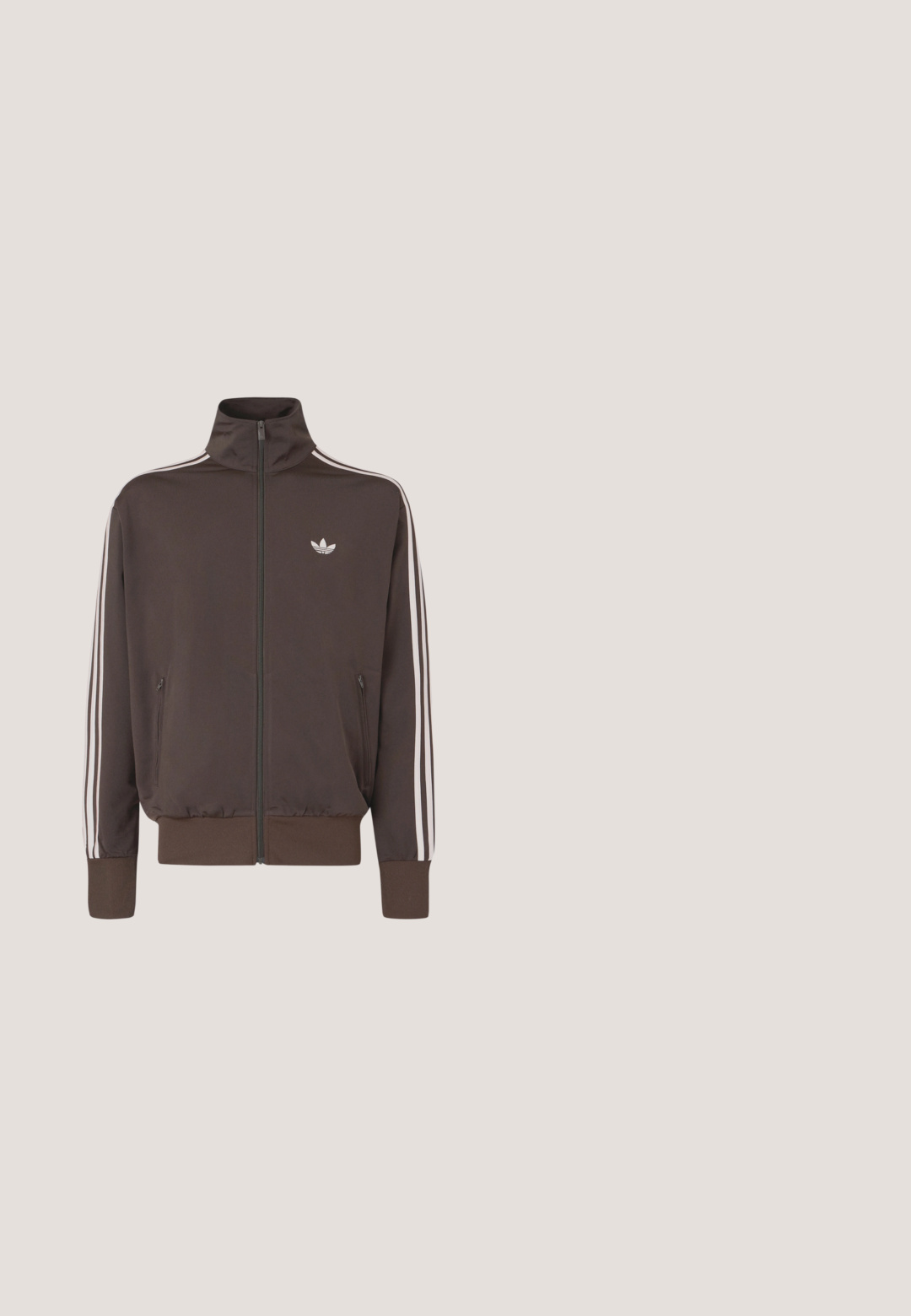 Brun lynlås-trackjakke med høj krave, hvide sidestriber og logo på brystet. Har to lynlåslommer foran og ribkantede ærmer.; Mørkebrun Adidas-sweatshirt med hvide tre striber langs ærmerne og hvid Adidas trebladet logo på brystet.; Hvid ærmeløs bomulds top med rund hals og markerede skulderpartier, mærket "WEEKDAY" på halsmærket, vist på lys grå baggrund.; Beige fløjsbukser med elastisk talje, der har sorte side-striber. Stoffet har en ribbet tekstur og er let flagrende forneden.; Sort Adidas sneaker med hvide striber, blå snørebånd og gummisål, der svæver over gråt betontrin i blødt lys.; Sorte sportsolbriller med buede linser i regnbuens farver og en let ramme, designet til udendørs aktiviteter.