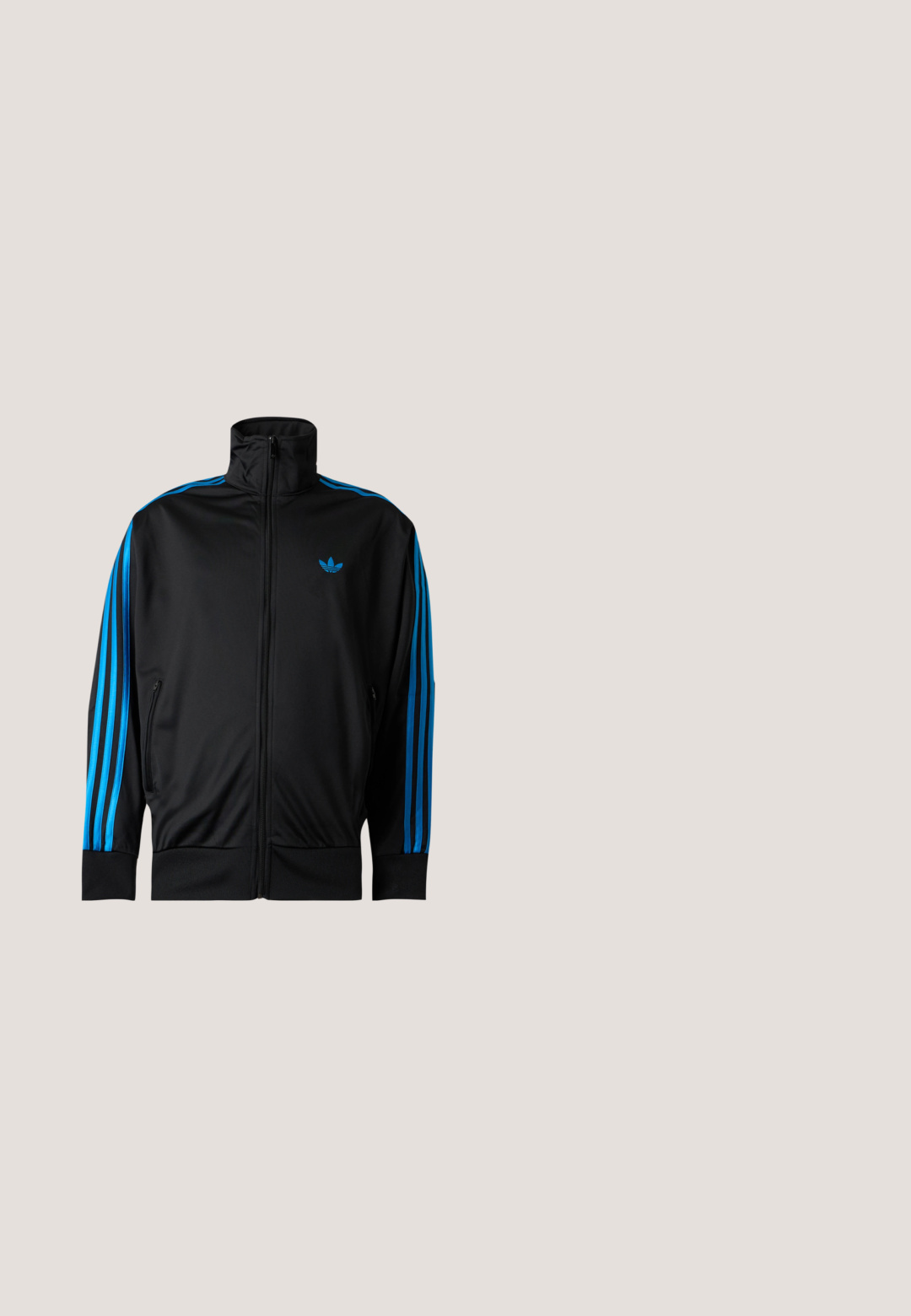 Sort træningsjakke med lynlås og høj krave, blå striber ned ad ærmerne og lille blåt Adidas-logo på venstre bryst.; Sort Adidas sportst-shirt med korte ærmer i perforeret stof, hvid Adidas tekst og trefoil-logo foran samt mærke i nærheden af kanten.; Hvide træningsbukser med sorte sidelister, elastisk talje og manchetter; har Adidas-logoet på venstre lår. Glat stoftekstur.; Sort, vandtæt vinterstøvle med en kviltet nylonoverdel, gummisål og justerbar snøring øverst for en sikker pasform.; Sorte rektangulære solbriller med lysebrune linser, der har en tyk ramme, vinklet form og en subtil gylden detalje ved stængerne.; Sort læder weekendtaske med dobbelte topgreb og aftagelig skulderrem, vist mod en enkel lys baggrund.