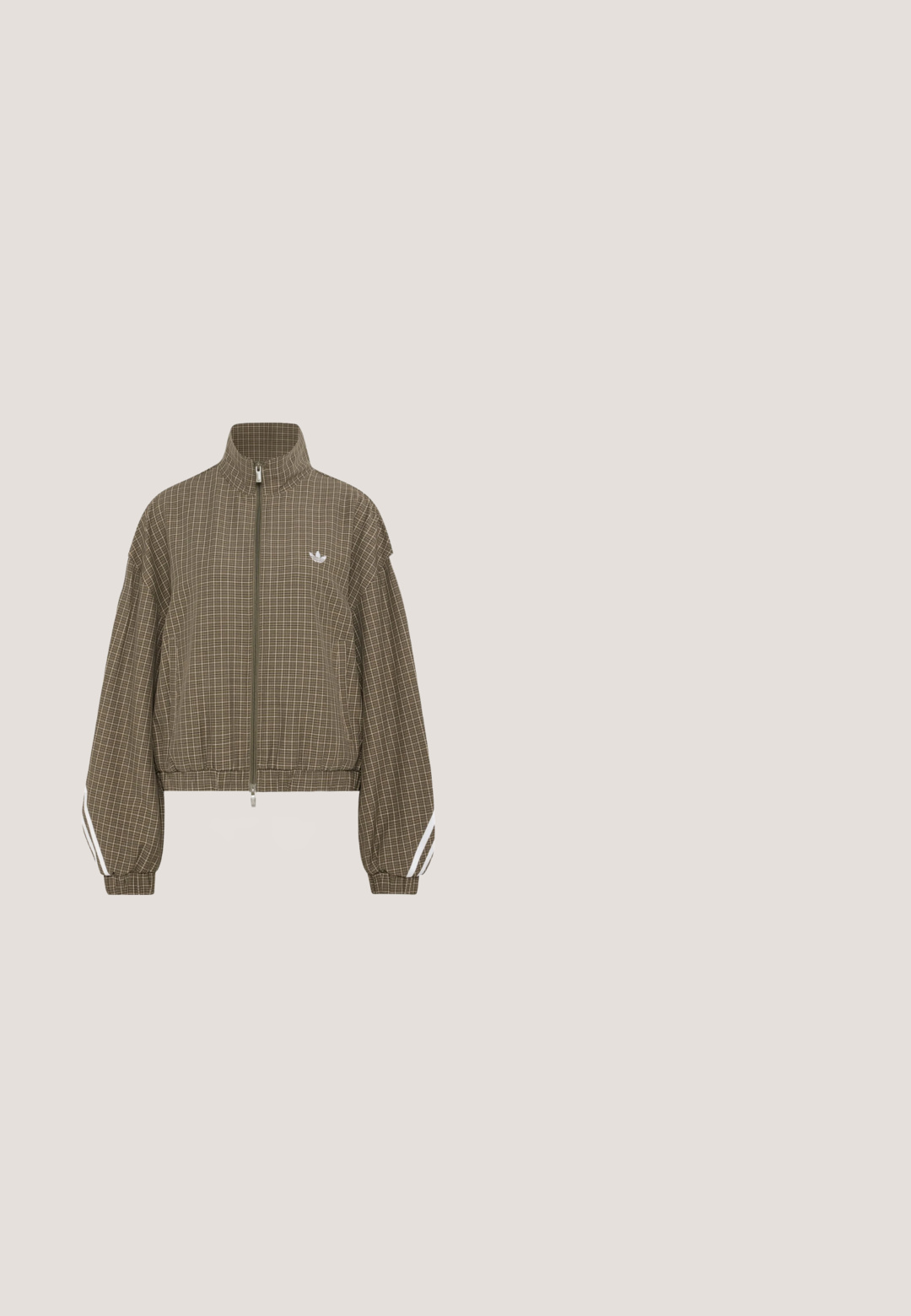 Bruine geruite jas met rits, hoge kraag, elastische tailleband, witte strepen op de mouwen en een klein wit logo op de borst.; Adidas T-shirt met korte mouwen met een bruin-zwart slangenhuidpatroon aan de voorkant en effen zwarte mouwen, voorzien van een wit Adidas-logo en tekst.; Wijdvallende broek van gladde stof, met een bruine achtergrond en een zwart panterprintpatroon, en een elastische tailleband.; Sneaker met bordeauxrode suède overlays, paisley stoffen panelen, crème drie strepen, rubberen zool en zwarte veters gezien van de zijkant.; Bruine tote-tas met een donker luipaardprintpatroon en een voorvak, met twee afgeronde handvatten om te dragen.; Twee-strengs ketting met kleine witte kralen en een gouden hartvormige hanger, met een sluiting en verstelbare lengte.