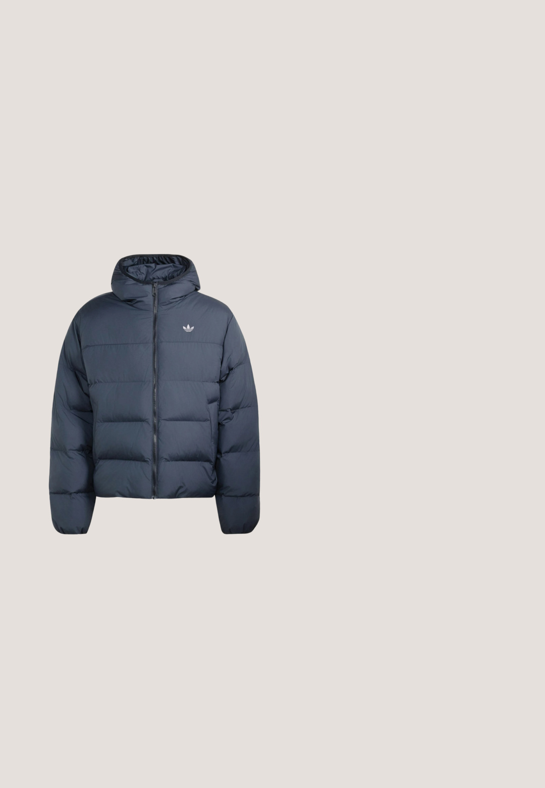 Chaqueta acolchada azul marino con capucha, cremallera frontal, mangas largas y pequeño logo de Adidas en la parte superior izquierda del pecho.; Sudadera con capucha de color azul marino, con un bolsillo frontal, que presenta rayas diagonales blancas en las mangas y un logo blanco. Textura de tela suave.; Camiseta de algodón azul con mangas cortas y cuello redondo. Logo blanco en forma de tres rayas diagonales en el pecho.; Pantalones de chándal azul marino con rayas blancas a los lados, cinturilla elástica y dos bolsillos laterales. Hechos de una tela suave y elástica. Presentan el logotipo de adidas.; Zapatilla Adidas azul marino con rayas blancas, suela gris y lengüeta blanca en el talón, mostrada de perfil sobre un fondo blanco.; Bolso mensajero azul marino con dos bolsillos frontales con cremallera, una correa negra ajustable y un parche con el logo. Fabricado con un material liso y duradero.