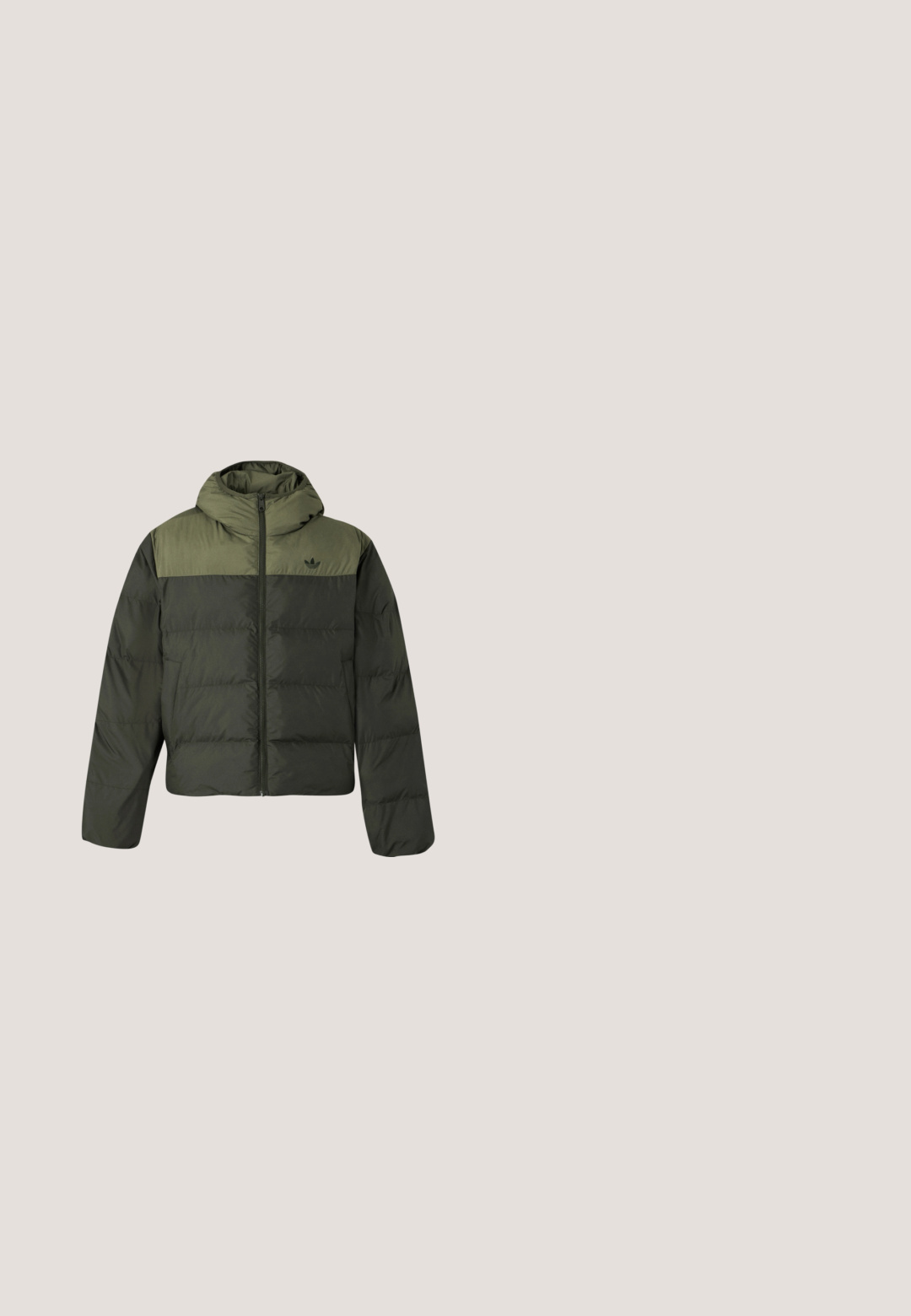 Chaqueta acolchada verde oscuro con panel superior verde más claro, cremallera frontal, cuello alto y logo de Adidas en el pecho.; Sudadera verde hecha de tela suave, con un bolsillo canguro, capucha con cordón y un logotipo en texto blanco en el pecho y la manga.; Camisa de algodón verde de manga larga con cuello y puños blancos, que presenta tres rayas blancas en cada manga y un pequeño logotipo blanco en el pecho.; Pantalones deportivos verdes hechos de tela ligera, con una cinturilla elástica, bolsillos laterales y el logo blanco de Adidas en el lado izquierdo.; Zapatilla negra Adidas con franjas blancas, cordones azules y suela de goma flotando sobre un escalón de hormigón gris con luz suave.; Riñonera negra con un tirador de cremallera rojo y una parche rectangular con el logotipo "montagne" que muestra un sol y franjas en la parte delantera.