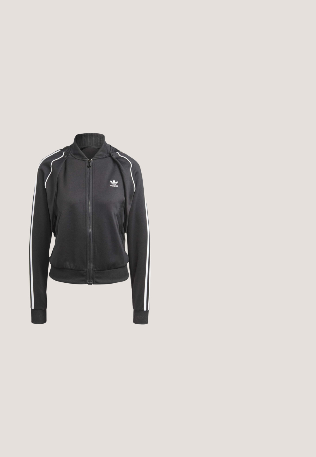 Zwarte sportjack gemaakt van gladde stof, met een geribde kraag, witte zijstrepen en een ritszak aan de voorkant met twee zijzakken.; Lichtgrijs Adidas T-shirt met korte mouwen, ronde hals en klein wit Adidas-logo op de borst, weergegeven op een effen achtergrond.; Lichtgrijze joggingbroek met elastische tailleband en boorden, zijzakken en een klein wit logo op het bovenbeen.; Adidas Gazelle sneaker in muntgroen suede met witte accenten, vetersluiting en een gumrubberen zool. Voorzien van drie witte strepen.; Grijze Adidas schoudertas van stof met zwarte verstelbare riem en een voorflap met Adidas-logo.; Zilveren verstelbare armband met heldere strass-steentjes en een vlindervormig middelpunt versierd met kleine kristallen.