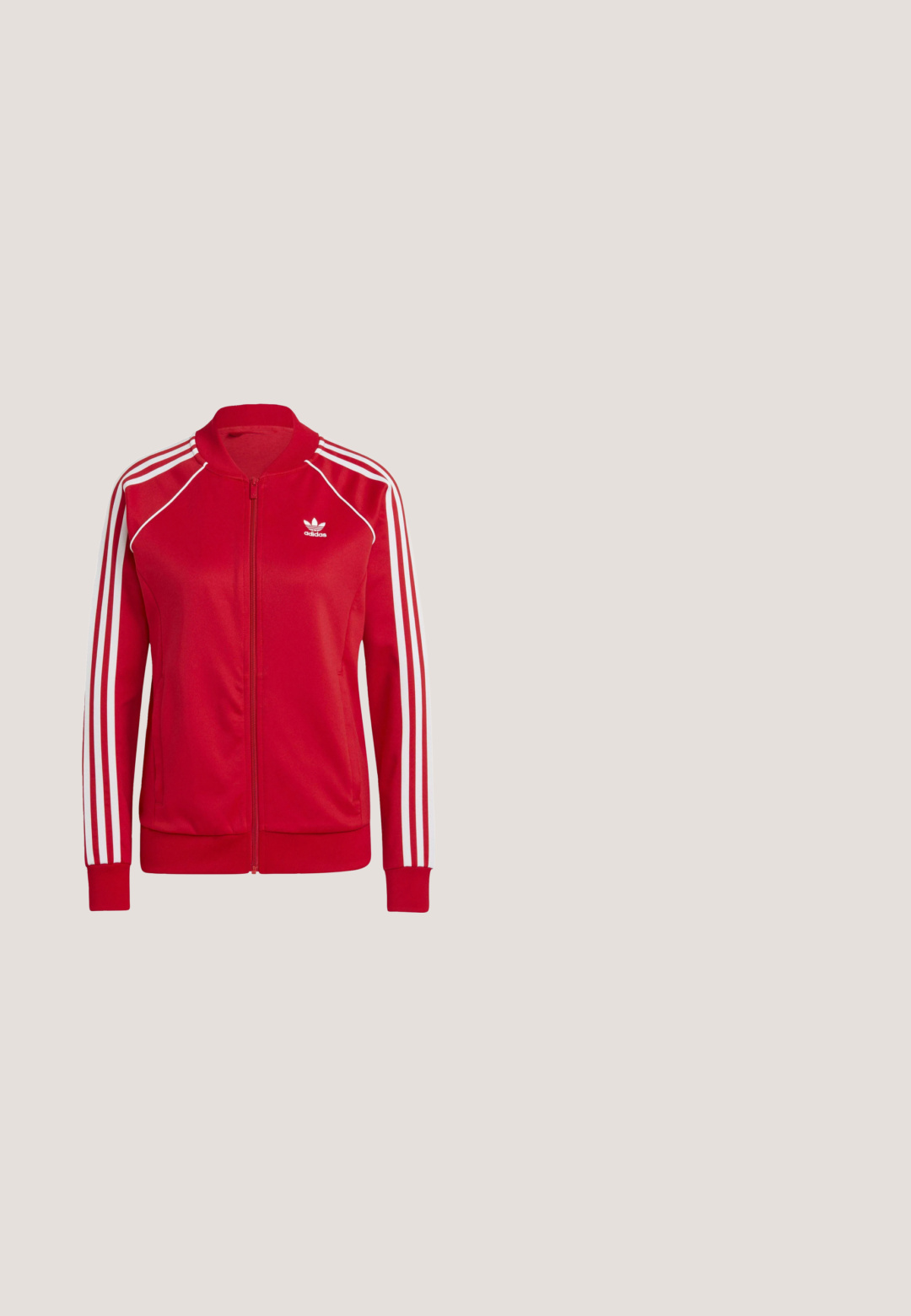Røde lynlåsjakker lavet af glat stof, med hvide tre-stribede accenter på ærmerne og et lille hvidt logo på brystet.; Hvid T-shirt med korte ærmer med rød krave, ærmekant, striber og Coca-Cola-logo på brystet og nederste side.; Røde træningsbukser lavet af let materiale, med bred benudformning, elastisk talje, snøre og tre hvide striber på hver side.; Rød ruskindssneaker med hvide striber og gummisål, svævende over betontrin i udendørs omgivelser.; Rød rektangulær Adidas skuldertaske med hvid piping og lange hvide håndtag, med sort og guld logo på fronten.; Røde øreringe formet som hjerter, lavet af plastik, med hvide perler på den ene ende og en glat, blank finish.