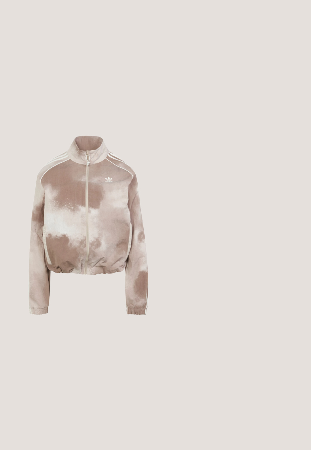 adidas Originals FADE HALF-ZIP - Veste de survêtement - beige; Sweat à capuche mauve avec poche kangourou devant, capuche avec cordon de serrage, poignets et base côtelés, avec petit logo blanc Adidas sur la poitrine.; T-shirt Adidas rose clair avec col rouge, trois bandes rouges sur les manches et logo Adidas rouge avec inscription sur le devant.; Short de sport mauve taille haute avec taille élastique, bandes blanches sur les côtés et petit logo Adidas blanc sur la cuisse gauche.; Baskets blanches avec une tige en maille texturée, des rayures latérales tridimensionnelles et une semelle épaisse marquée 'LIGHT BOOST'.; Sac fourre-tout rose en matériau brillant, avec un grand logo Adidas noir sur le devant, deux poignées supérieures et une fermeture éclair.