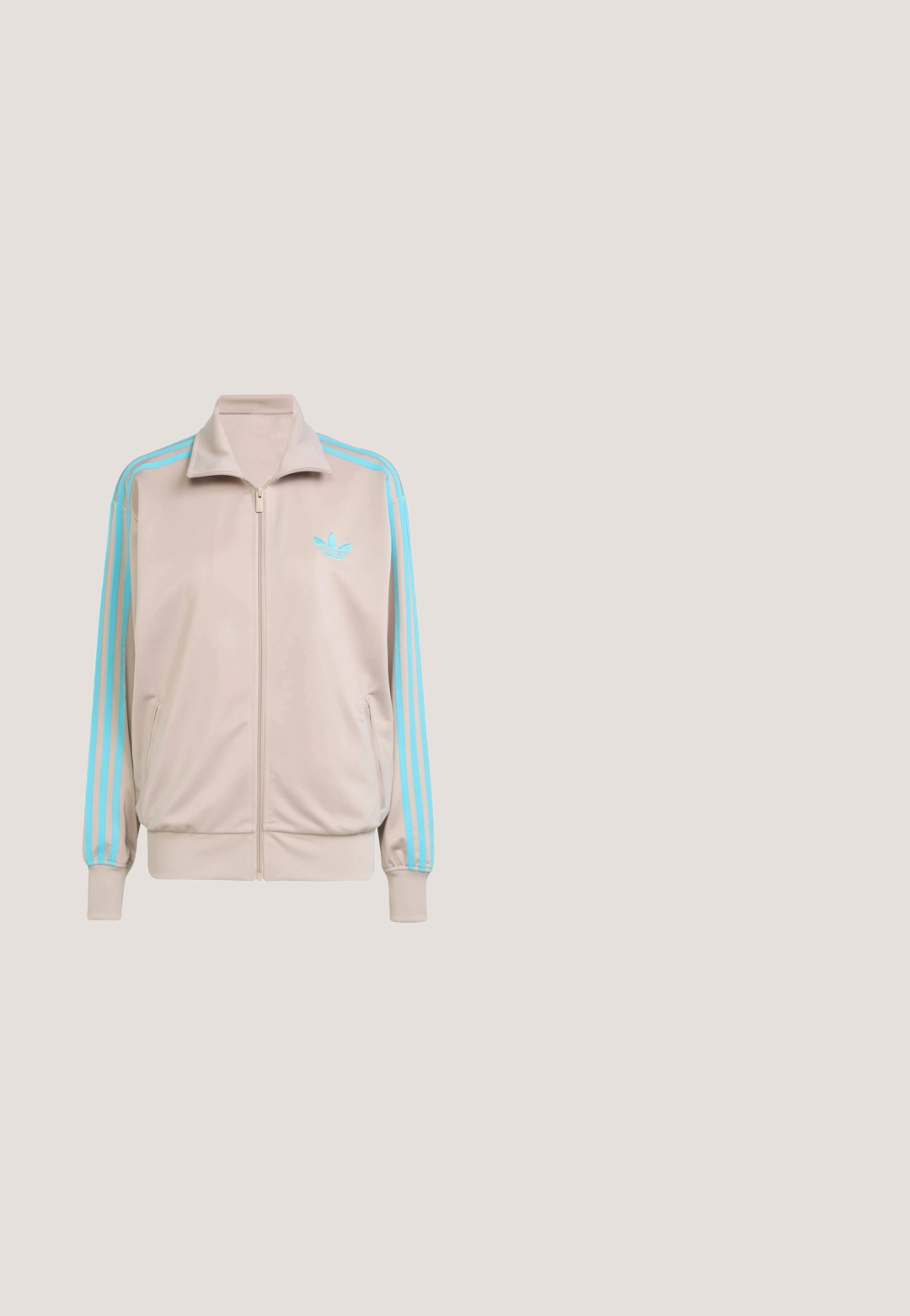 Lys beige zip-up jakke med turkise striber langs ærmerne, ribbede manchetter og krave; har broderet logo på venstre bryst.; Brun ribstrikket cropped top med korte ærmer, rund halsudskæring og en tekstureret kant forneden med et diskret logo-mønster.; Lyserøde sportspants med afslappet pasform, der har blå sidestriber og en snoretræk i taljen. Fremstillet af glat, letvægtsstof.; Sølvfarvet sportssko med en glat læderoverdel, gummisål og teksturerede detaljer. Har et buet design og tonede snørebånd.; Lille beige skuldertaske med dobbelte håndtag og Adidas-logo i midten, der har en aftagelig striped rem og lynlås med guld accenter.; Delikat perlekæde med små hvide perler blandet med uregelmæssigt formede farverige perler i blå, pink, gul og klare nuancer.