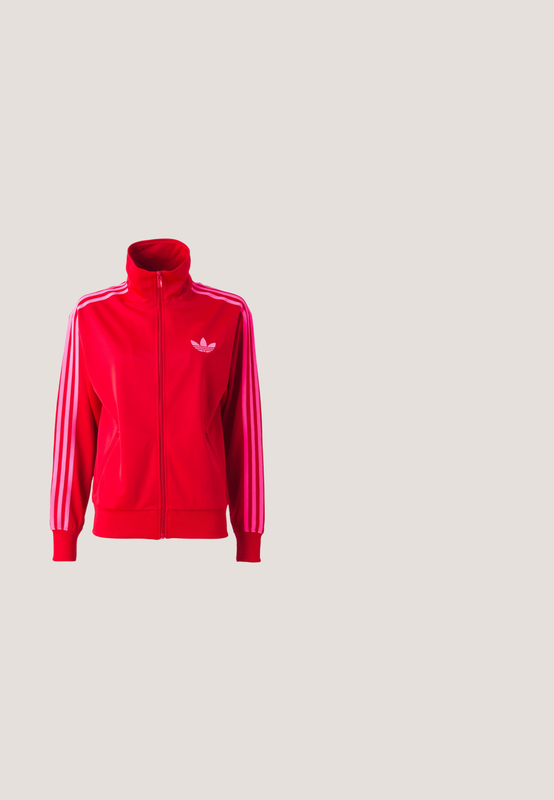 Rød atletisk jakke lavet af glat stof, med høj krave, fuld lynlås og tre pink striber ned ad hver ærme. Lille logo på brystet.; Rød kortærmet top med off-the-shoulder design, der har hvide prikkede mønstre. Fremstillet af glat stof med en tætsiddende facon.; Røde og hvide stribede bukser med vide ben, elastisk taljebånd og flæsekant. Fremstillet i letvægtsstof med et afslappet design.; Rød ruskindssneaker med pink striber, gummisål i farven gum og gyldne logodetaljer. Har rundet tå og snørelukning.; Kvinde iført en sort- og hvidmønstret bluse, der holder en blank rød skuldertaske mod en ensfarvet baggrund.; Guld ring med et rød og sort mariehøne-design, der har sorte pletter på vingene og en glat, skinnende overflade.