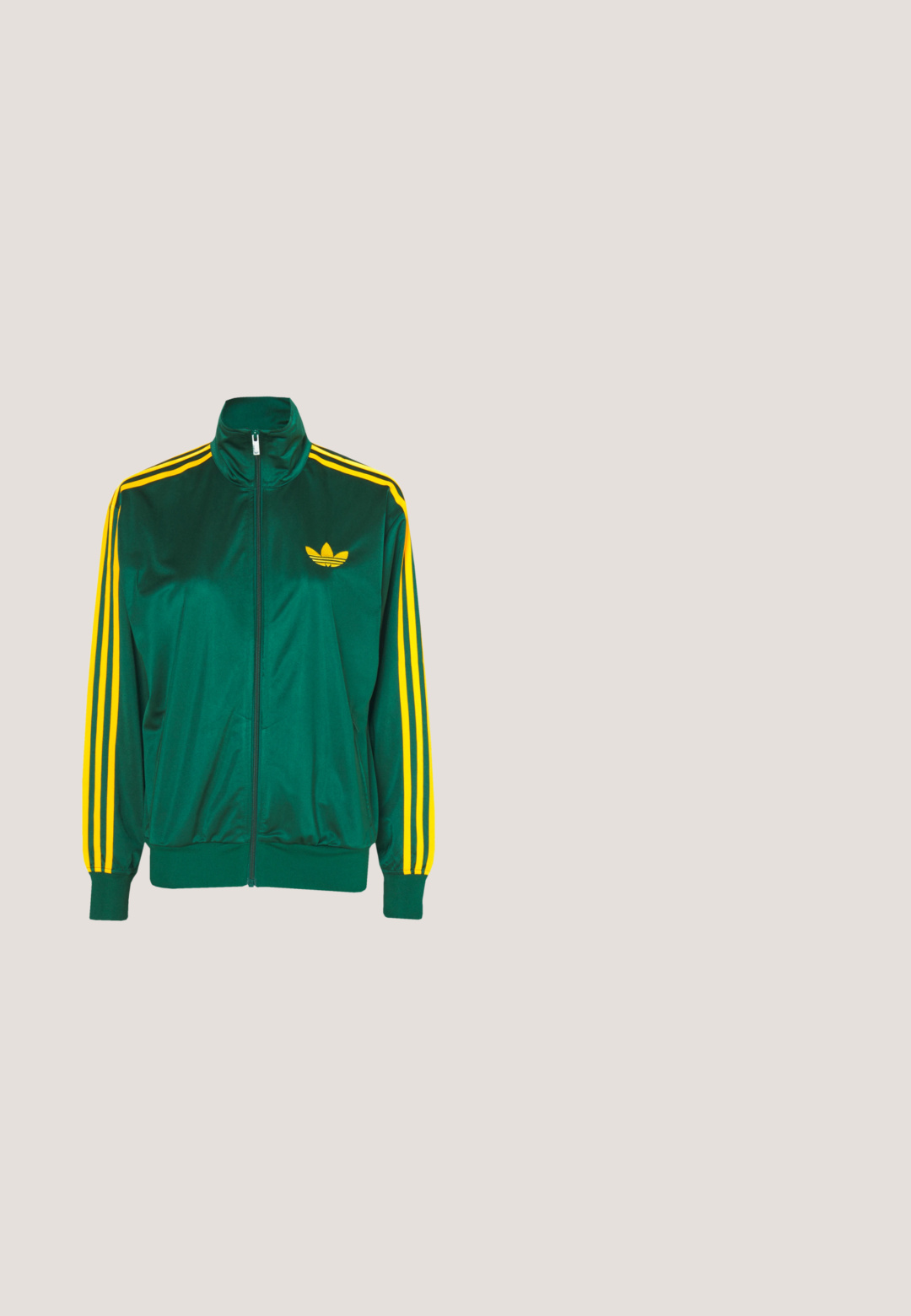 Grüne Satin-Trainingsjacke, mit Reißverschluss vorne, hohem Kragen, gelbem Drei-Streifen-Design an den Ärmeln und kleinem gelben Logo auf der Brust.; Olivgrüne Corduroy-Overalls mit weitem Bein, verstellbaren Trägern und einer strukturierten Oberfläche. Einfaches Design, keine sichtbaren Muster oder Beschläge.; Grüner Wildleder Adidas Japan Sneaker mit schwarzen Streifen und Gummisohle, Seitenansicht.; Dunkelgrüne, transparente Sonnenbrille im Pilotenstil mit leicht getönten Gläsern und einem doppelt verlaufenden Nasensteg, von vorne gezeigt.; Große olivgrüne Tragetasche mit breiten hellbeigen Griffen und einem Metallring, der an einem Griff befestigt ist.; Grüner Stoff-Haargummi mit plissiertem Design, runder Form und verstellbaren Bändern für sicheren Halt. Glatte Textur, leichtes Material.