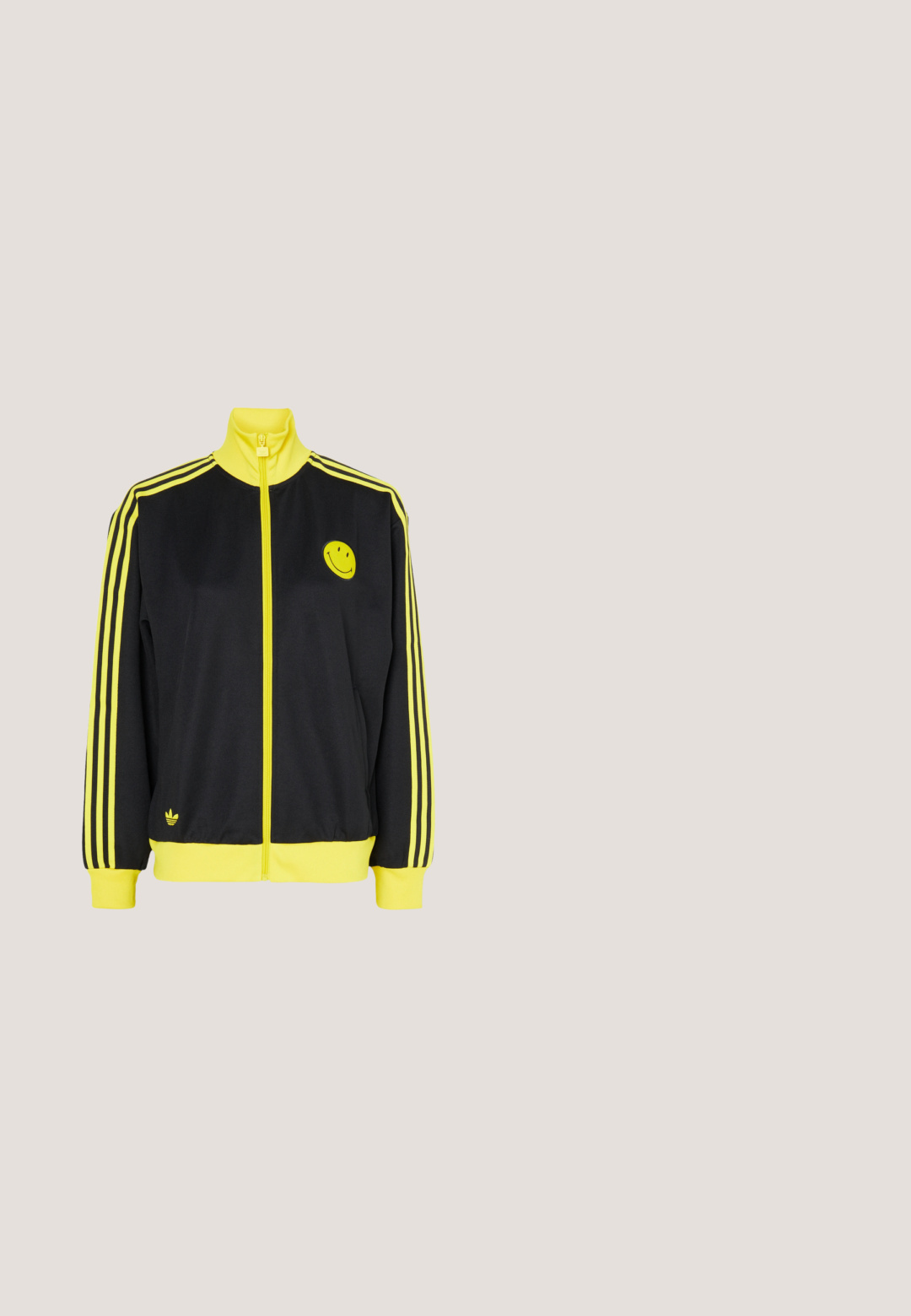 Schwarze Zip-Jacke mit gelben Akzenten, hohem Kragen, Smiley-Gesicht-Logo auf der linken Brust und drei horizontalen gelben Streifen an jedem Ärmel.; Schwarzes Plüsch-T-Shirt mit Rundhalsausschnitt, kurzen Raglanärmeln und kontrastierenden weißen und gelben Streifen an den Schultern. Mit kleinem Logo.; Schwarze Sporthosen mit weit ausgestelltem Design. Sie haben farbenfrohe, gerüschte untere Säume und weiße Seitenstreifen. Hergestellt aus dehnbarem Stoff.; Schwarzer Ballettschuh mit Blumenmuster, weißem Drei-Streifen-Design und einem Stoffband zum Wickeln um den Knöchel. Strukturiertes Material und eine flexible braune Sohle.; Schwarze ovale Sonnenbrille mit blau getönten Gläsern und dicken Bügeln, auf weißer Oberfläche liegend.; Schwarze Schultertasche mit vertikalen Streifen aus blauen und weißen Blumen und einem kleinen schwarzen Adidas-Logo in der Mitte.
