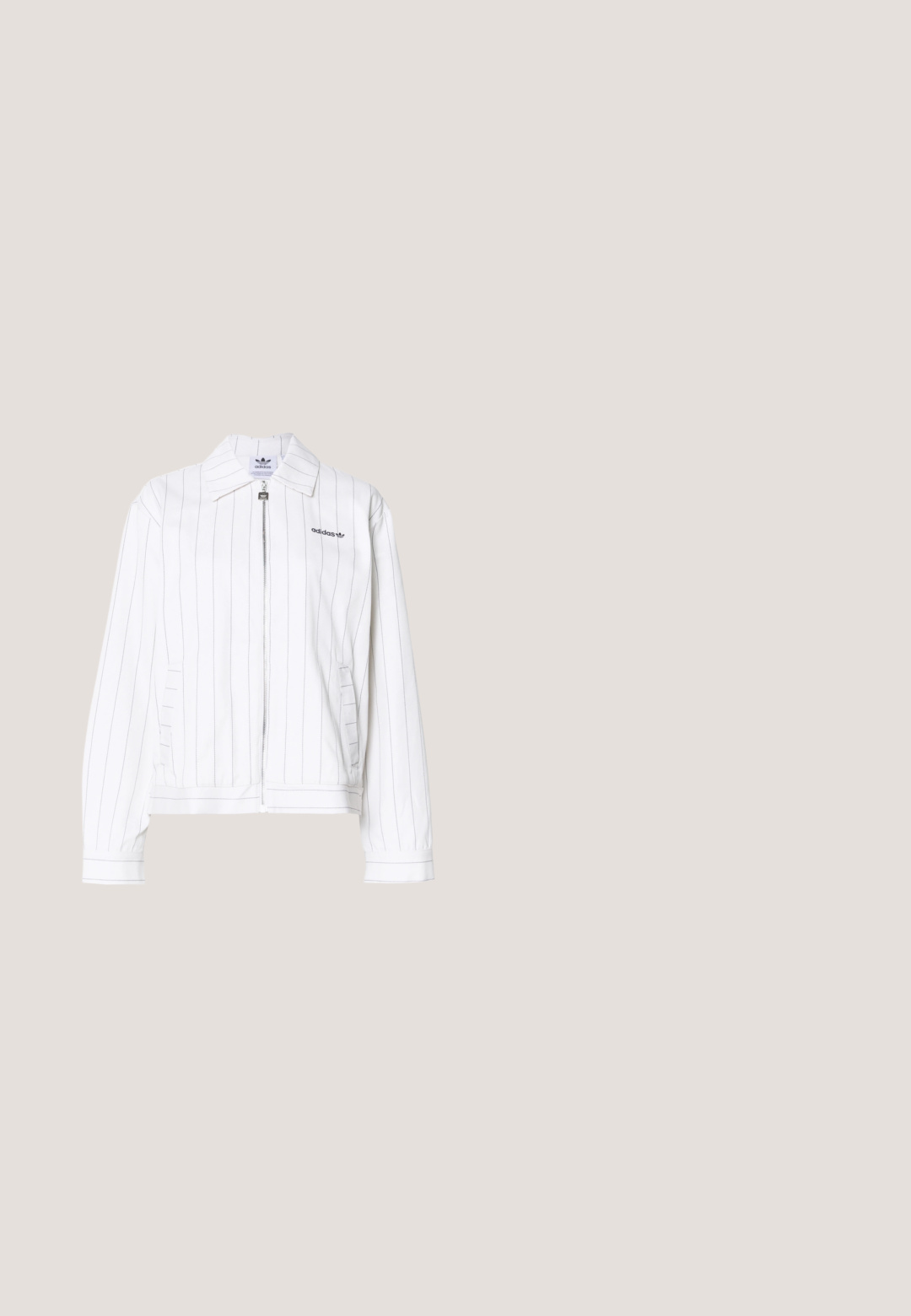 Valkoinen vetoketjullinen takki, jossa on pystysuorat mustat raidat, terävä kaulus, sivutaskut ja musta Adidas-logo rinnassa.; Sininen ribattu hihaton paita, jossa on tiukka leikkaus, yhdistetty spagettihihnaisiin vaaleisiin farkkushortsit; malli seisoo selin, jalassa violetit flip flopit.; Tummanruskea midihame, jossa on kerrostettu, joustava vyötärö ja suora siluetti yksiväristä taustaa vasten.; Valkoinen lenkkari, jossa on vaaleanpunainen kukkakuvio sivussa, nauhallinen kiinnitys, tasainen pohja ja sileä pinta neutraalilla taustalla.; Vaaleanpunainen vetoketjullinen kannettava tietokonesuojus, jossa on teksturoitu raidallinen kuosi ja pieniä valkoisia sydämiä tasaisesti tilassa.; Kultaketju, jossa on valkoinen helmihelmi ja suurempi kultapallo-riipus, sekä säädettävä lukko pituuden säätämiseen.