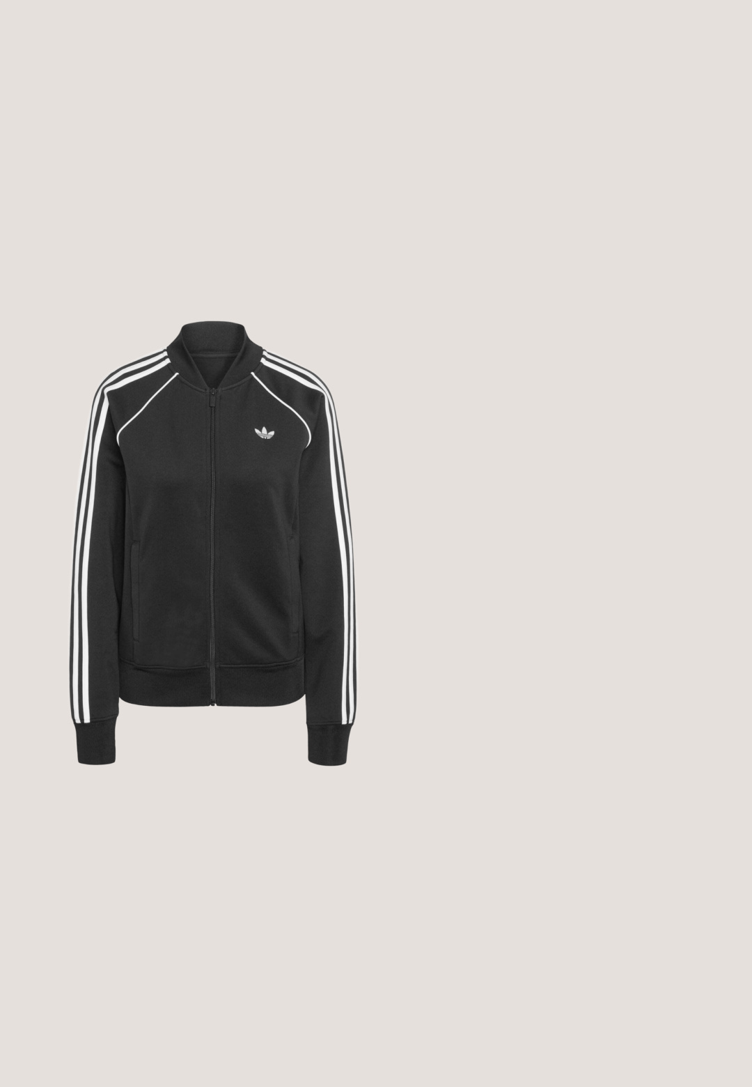 Sort zip-up sweatshirt lavet af stof med ribbede manchetter og nederkant. Har hvide accentstriber på skuldre og sider; logo på brystet.; Langærmet, enkel hvid T-shirt med rund halsudskæring og tætsiddende pasform, vist mod en lysegrå baggrund.; Røde atletiske bukser med brede ben, elastisk talje og sidelomme med lynlås. Har et lille hvidt logo på venstre side. Glat tekstur.; Sort lærred sneakers med en hvid gummi platform sål, der har hvide snørebånd og syninger, ikonisk branding på siden, lav-top design.; Sorte rektangulære solbriller med brun tonede linser og quiltede mønstrede arme på en hvid baggrund.; Sort og grå plettet stoftaske med en buet silhuet, enkelt håndtag og blød tekstur, der tilbyder et afslappet og rummeligt design.